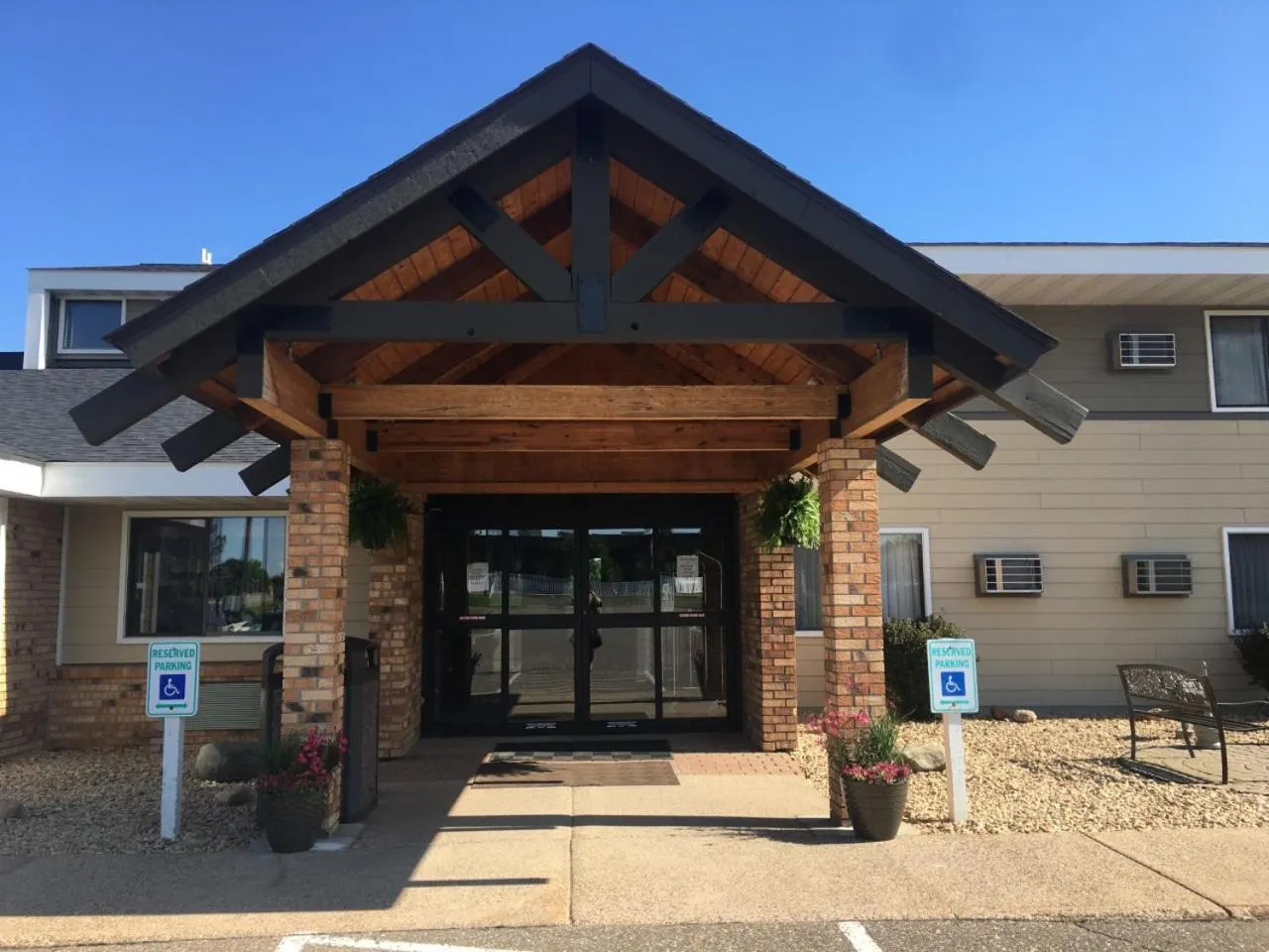 Facade/entrance in AmericInn by Wyndham New Richmond