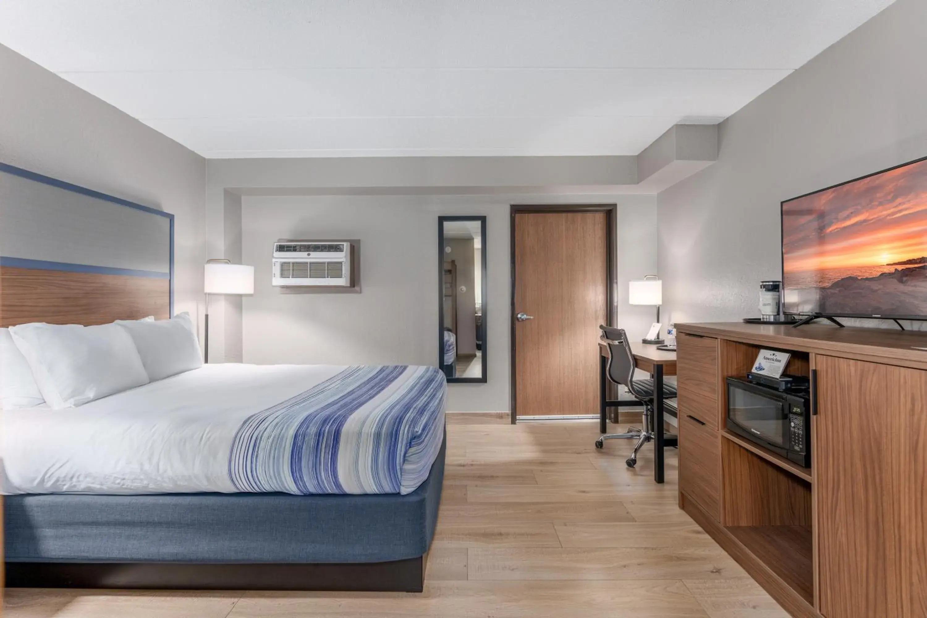 Queen Room with One Queen Bed and One Single Bunk Bed - Non-Smoking in AmericInn by Wyndham New Richmond Queen Room with One Queen Bed and One Single Bunk Bed - Non-Smoking in AmericInn by Wyndham New Richmond