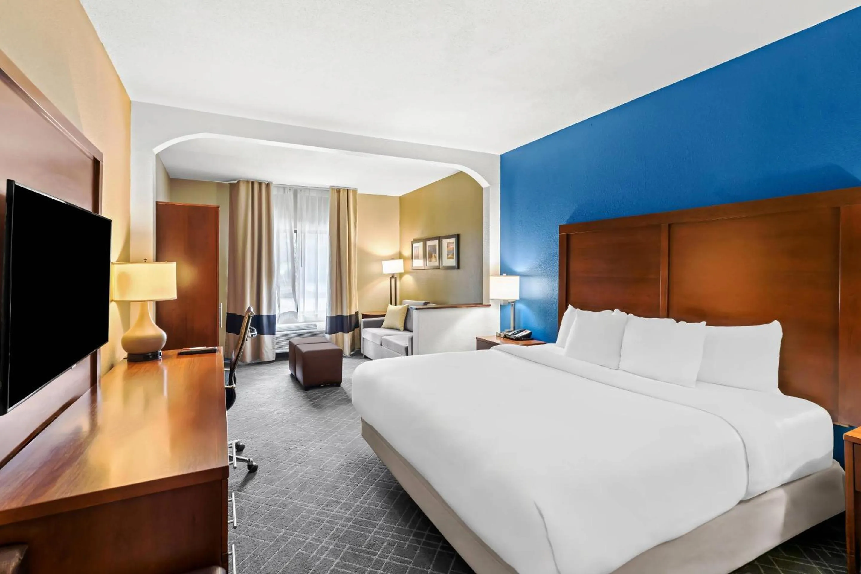 Bedroom, Bed in Comfort Suites Daphne - Mobile East Bay