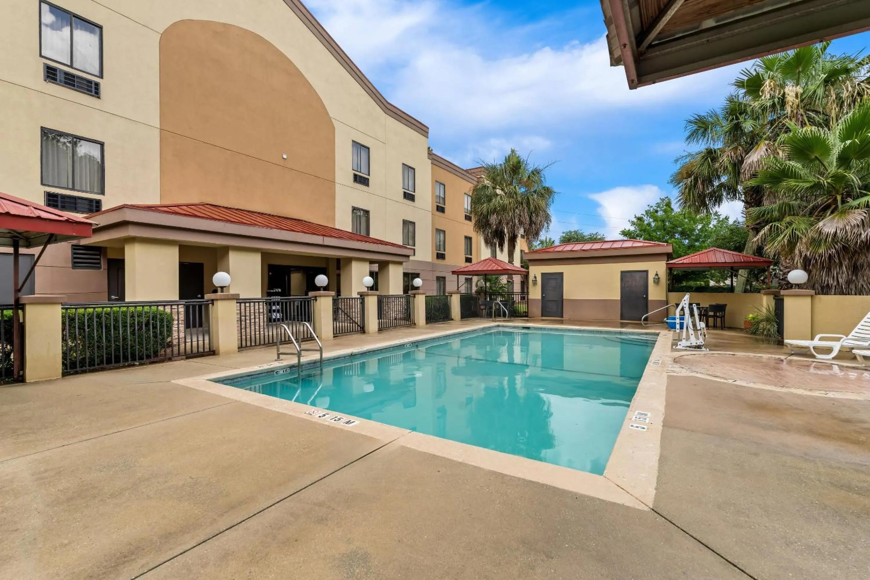 Swimming pool in Comfort Suites Daphne - Mobile East Bay
