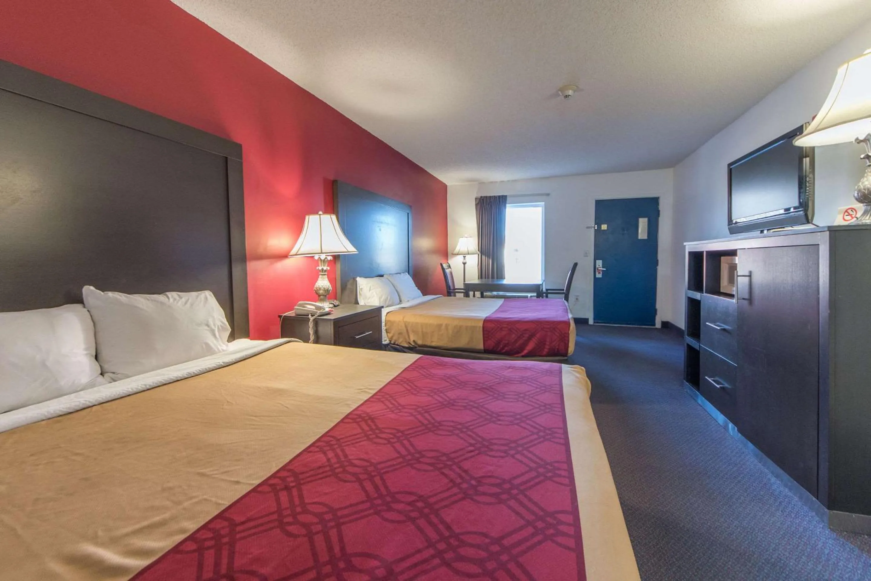 Photo of the whole room, Bed in Econo Lodge Ruther Glen