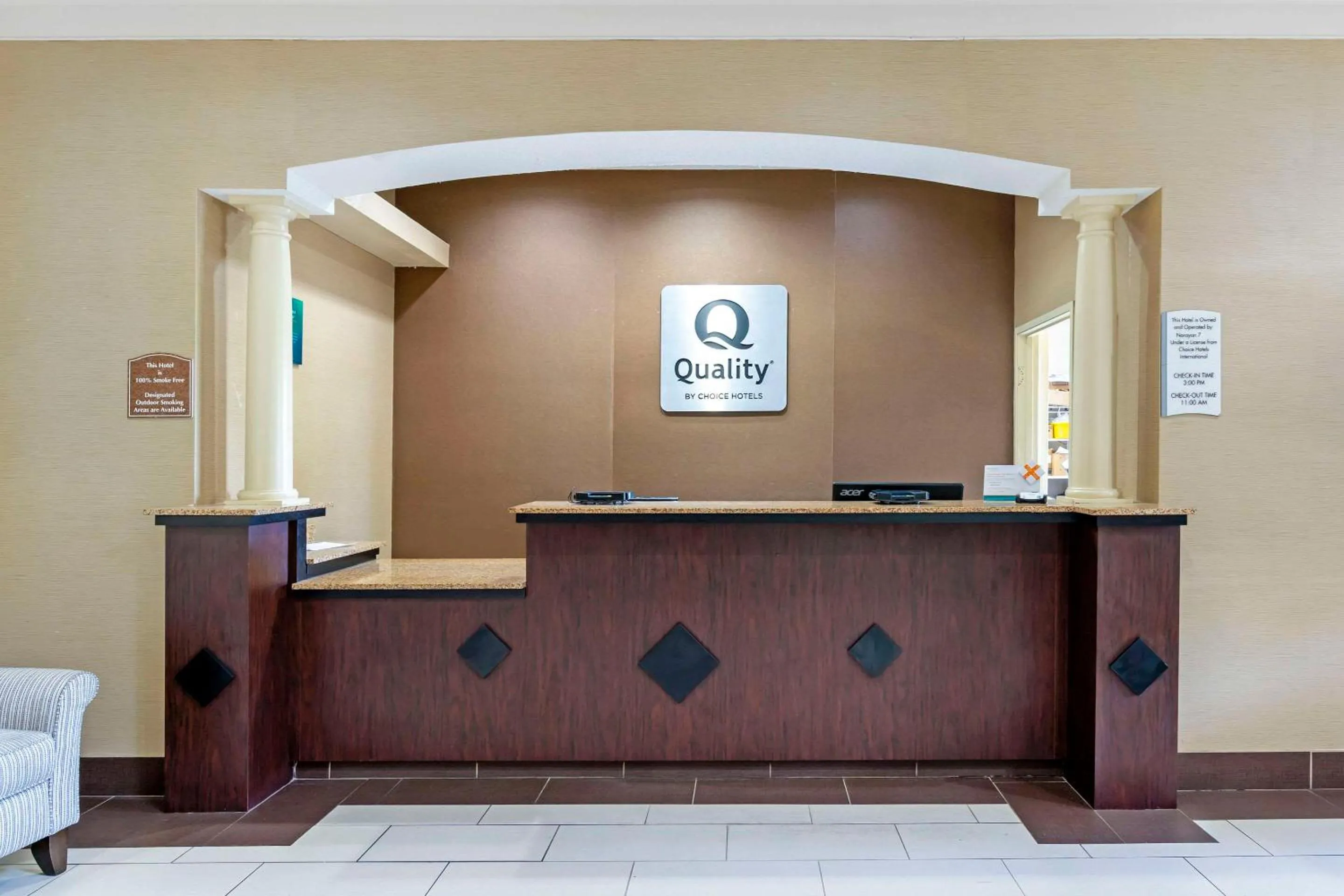 Lobby or reception in Quality Suites La Grange