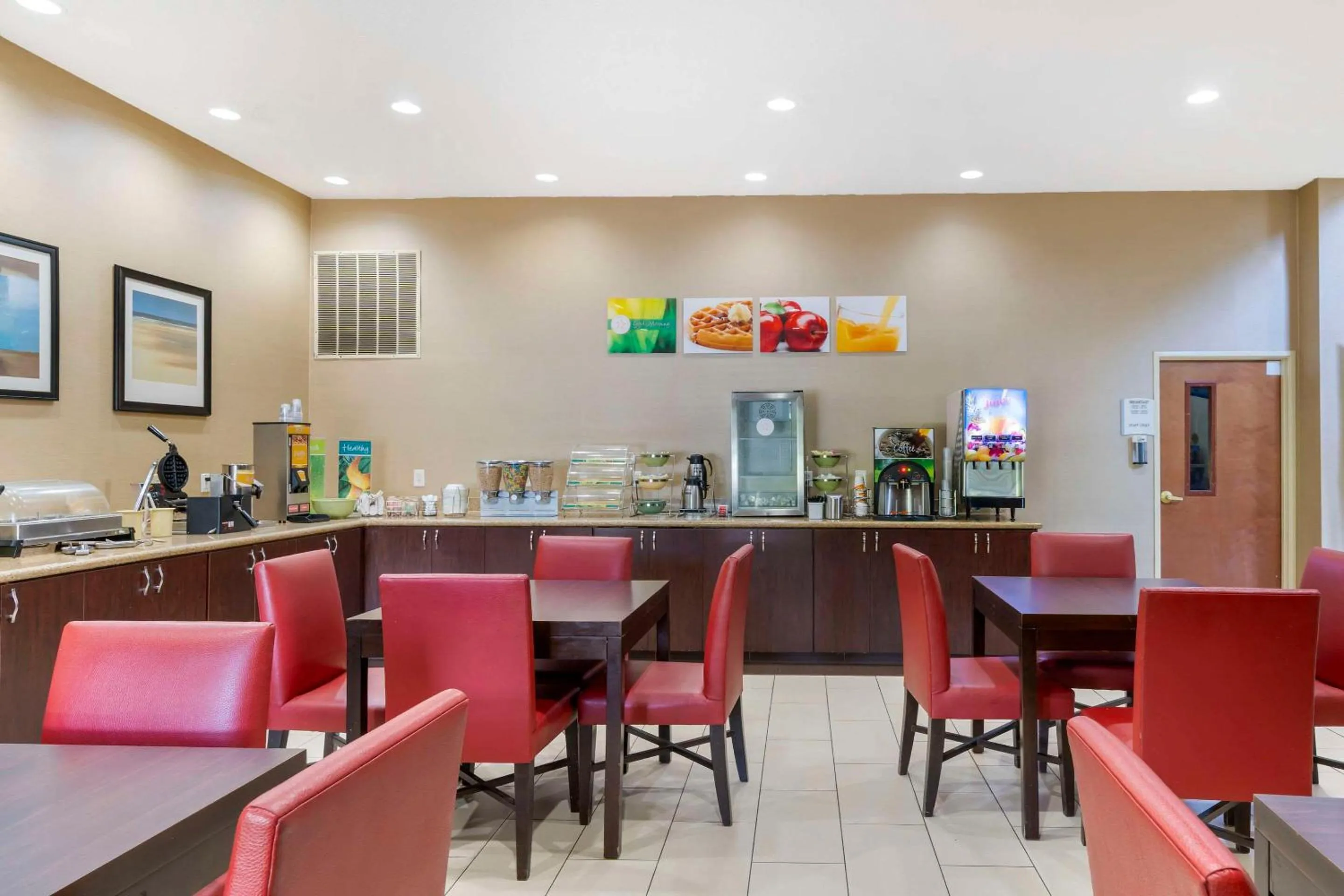 Breakfast in Quality Suites La Grange