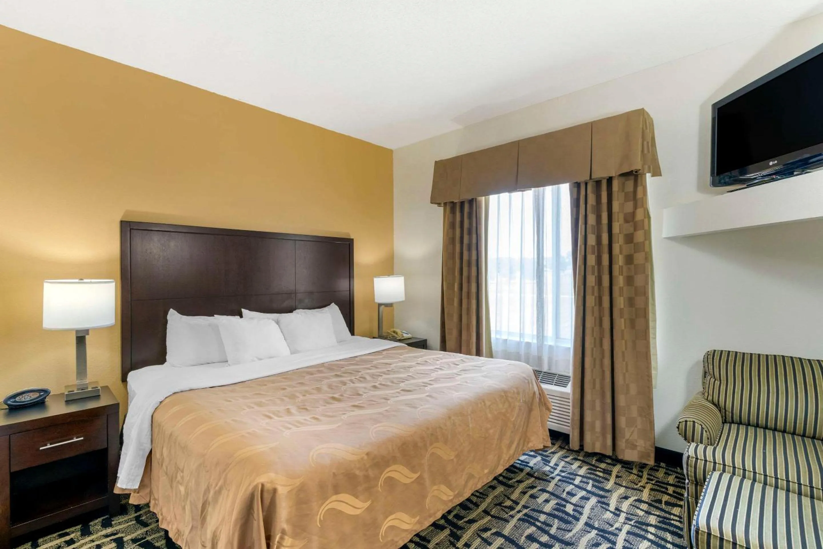 Bedroom, Bed in Quality Suites La Grange