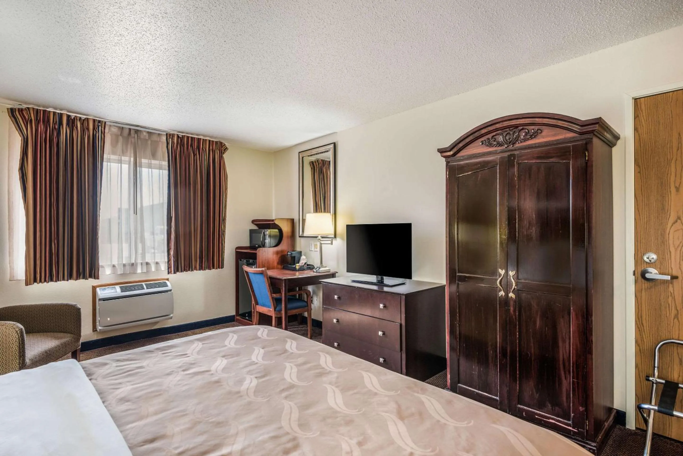 TV and multimedia, Bed in Quality Inn & Suites Eldridge Davenport North