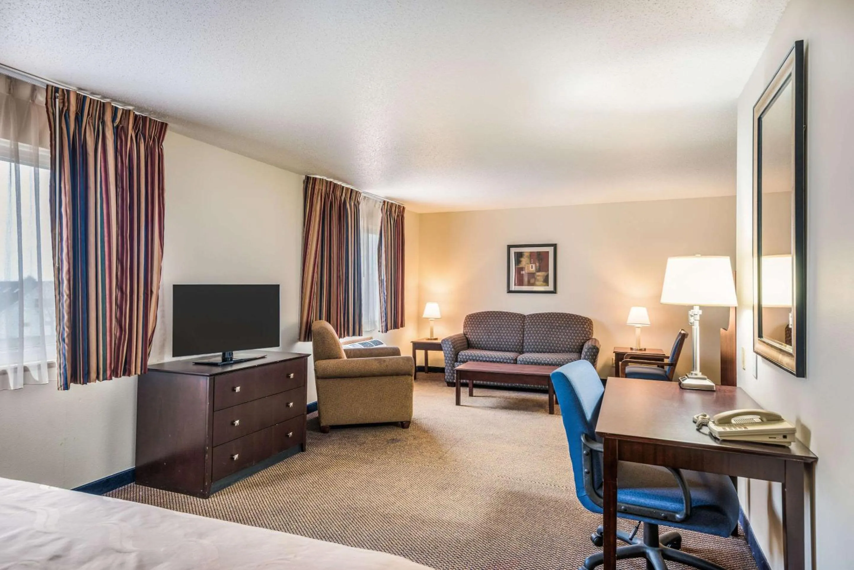 Photo of the whole room, Bed in Quality Inn & Suites Eldridge Davenport North