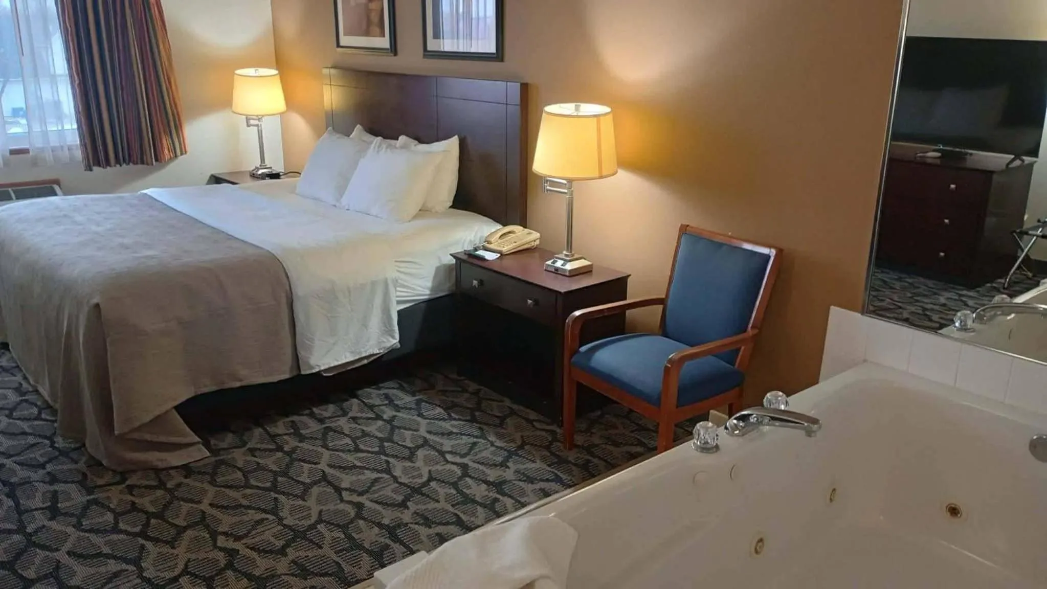 Bedroom, Bed in Quality Inn & Suites Eldridge Davenport North