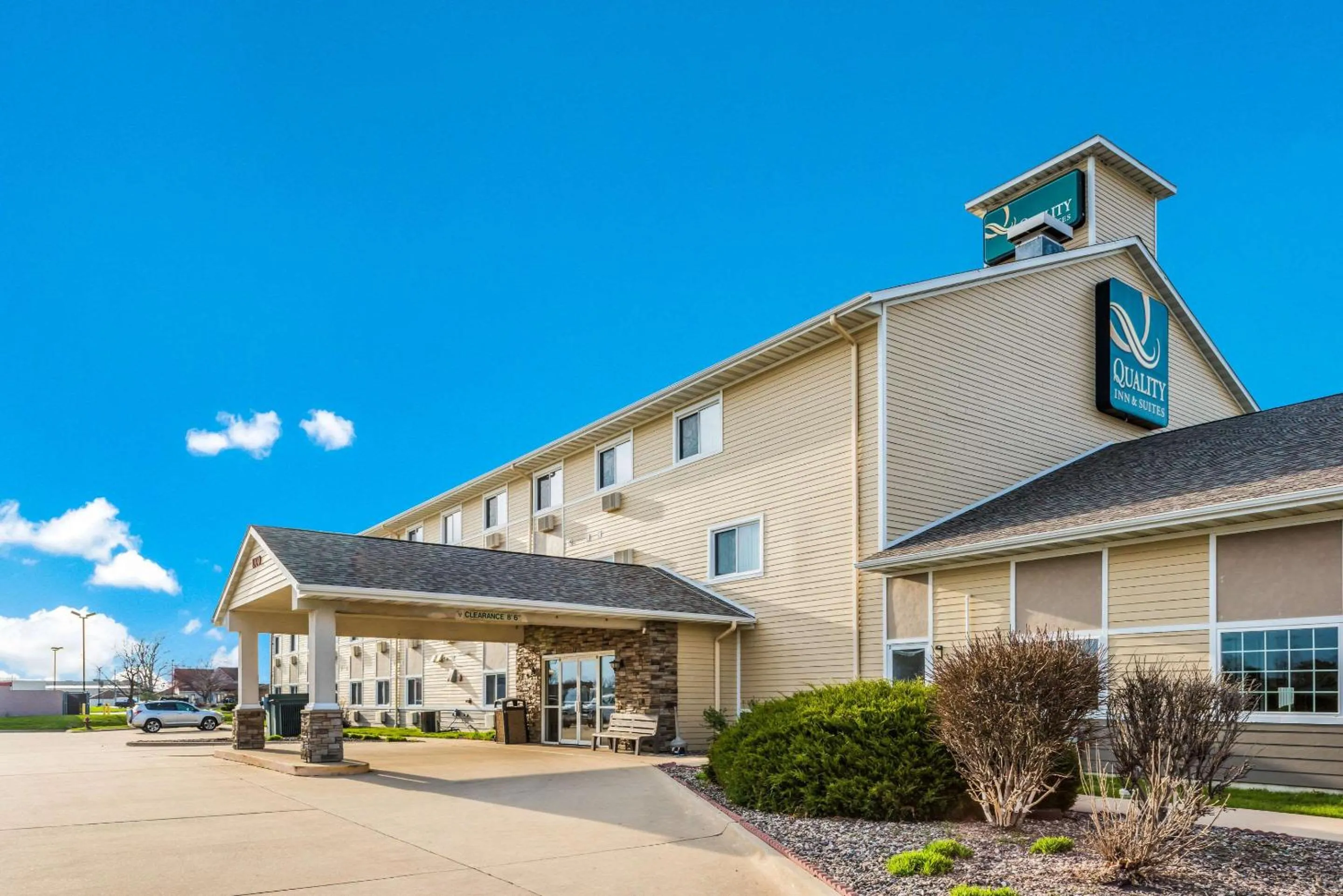 Property building in Quality Inn & Suites Eldridge Davenport North