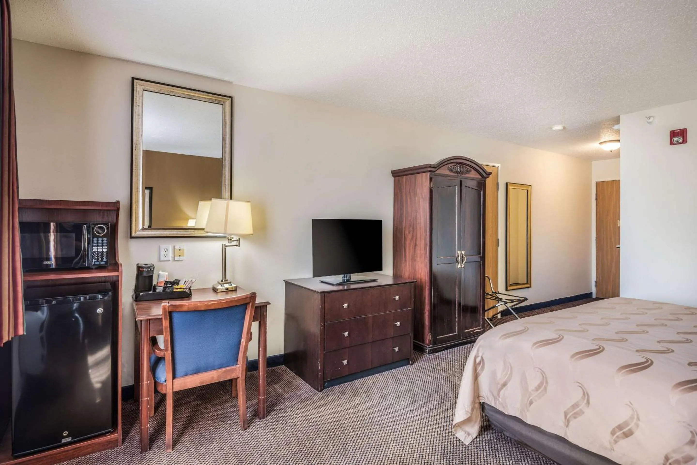 TV and multimedia, Bed in Quality Inn & Suites Eldridge Davenport North