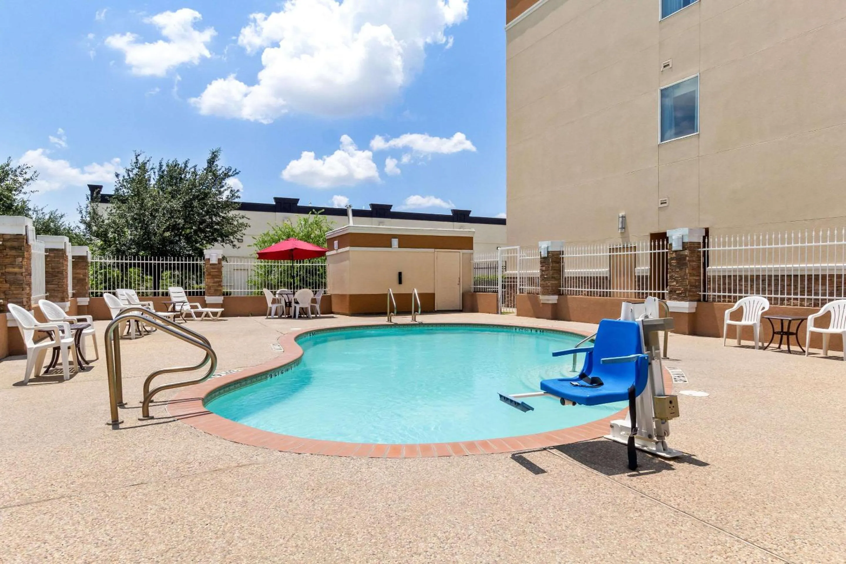 Swimming pool in Comfort Suites at Katy Mills