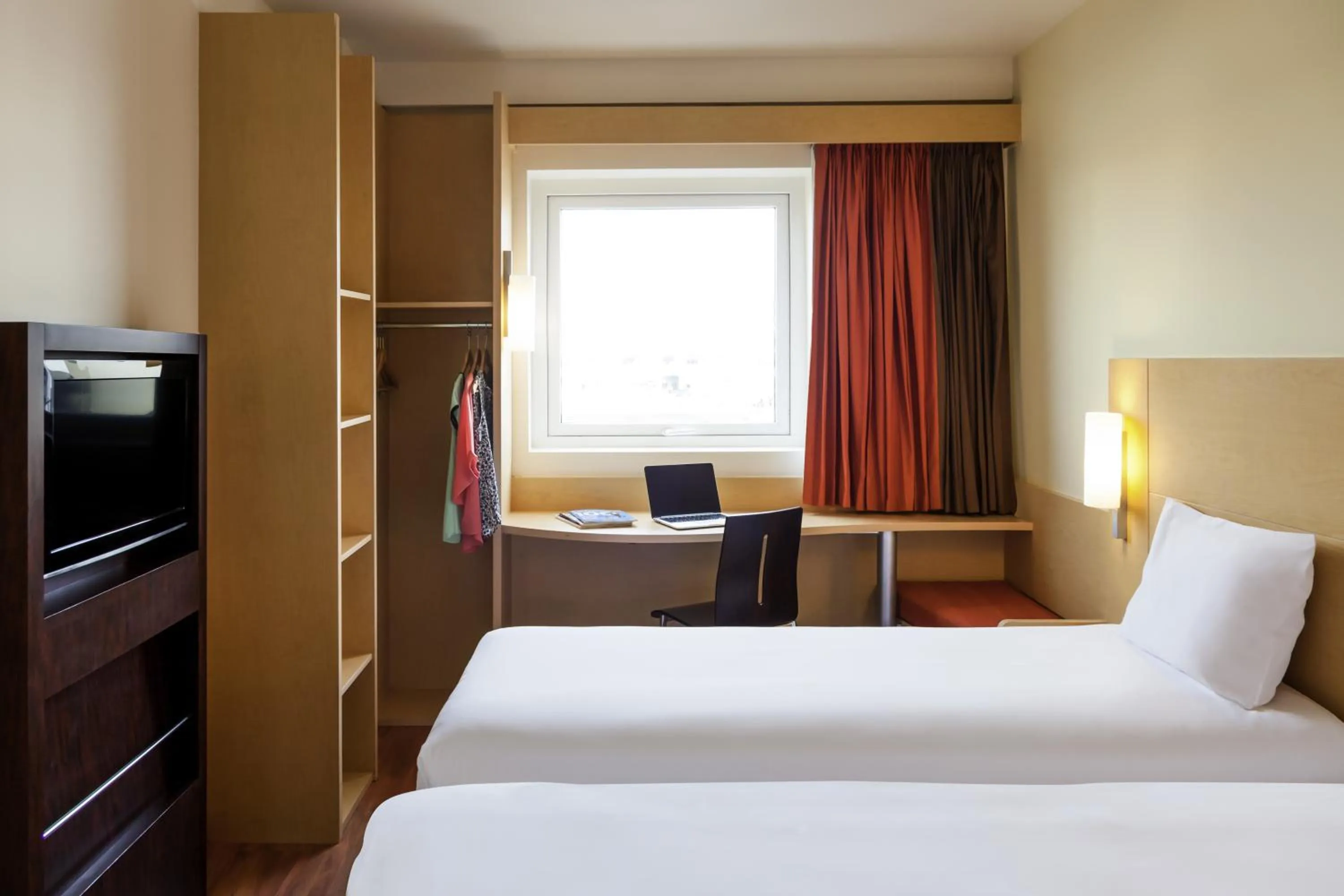 Bedroom, Bed in ibis Quimperle