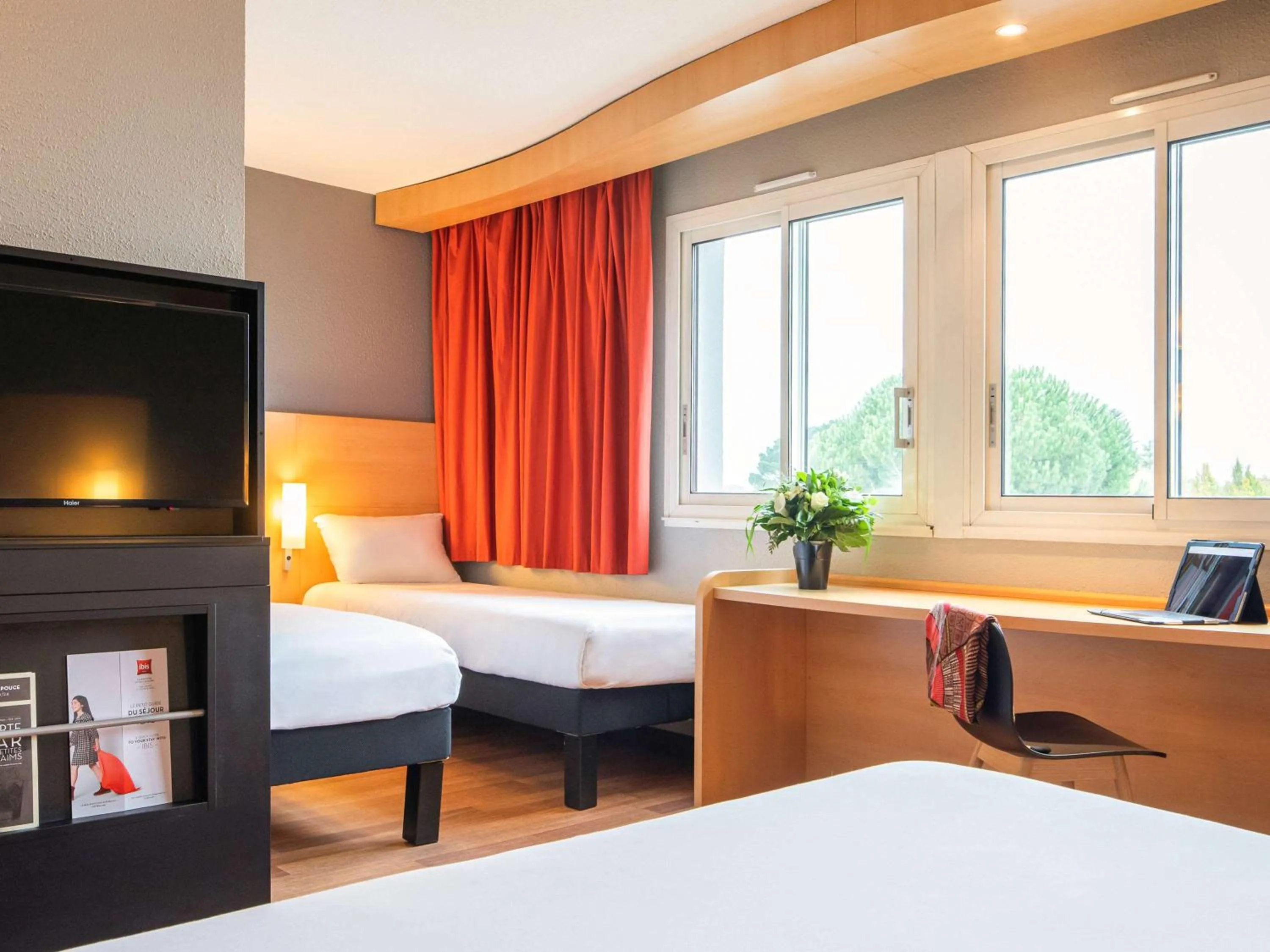 Photo of the whole room, Bed in ibis Quimperle