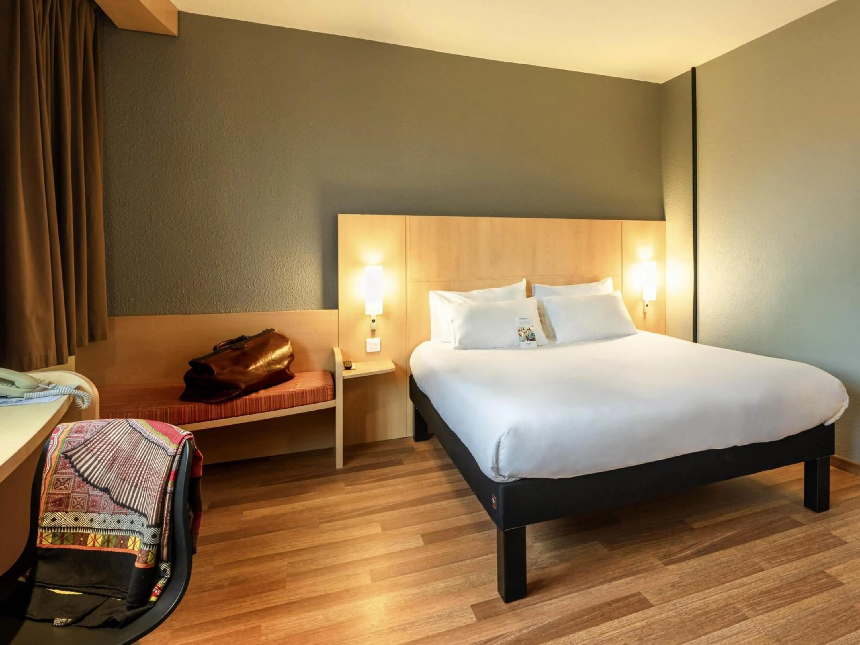 Bedroom, Bed in ibis Quimperle