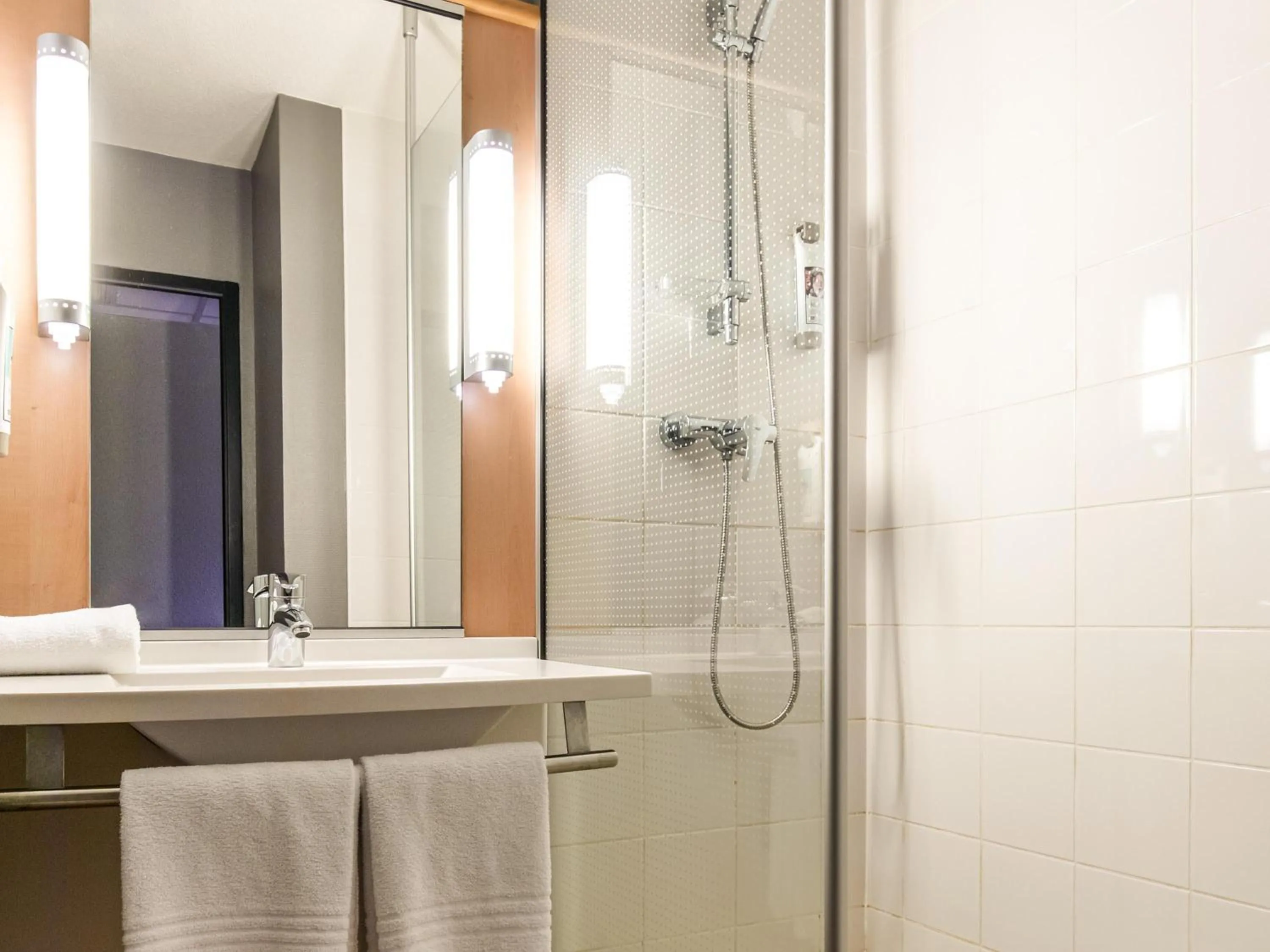 Bedroom in ibis Quimperle