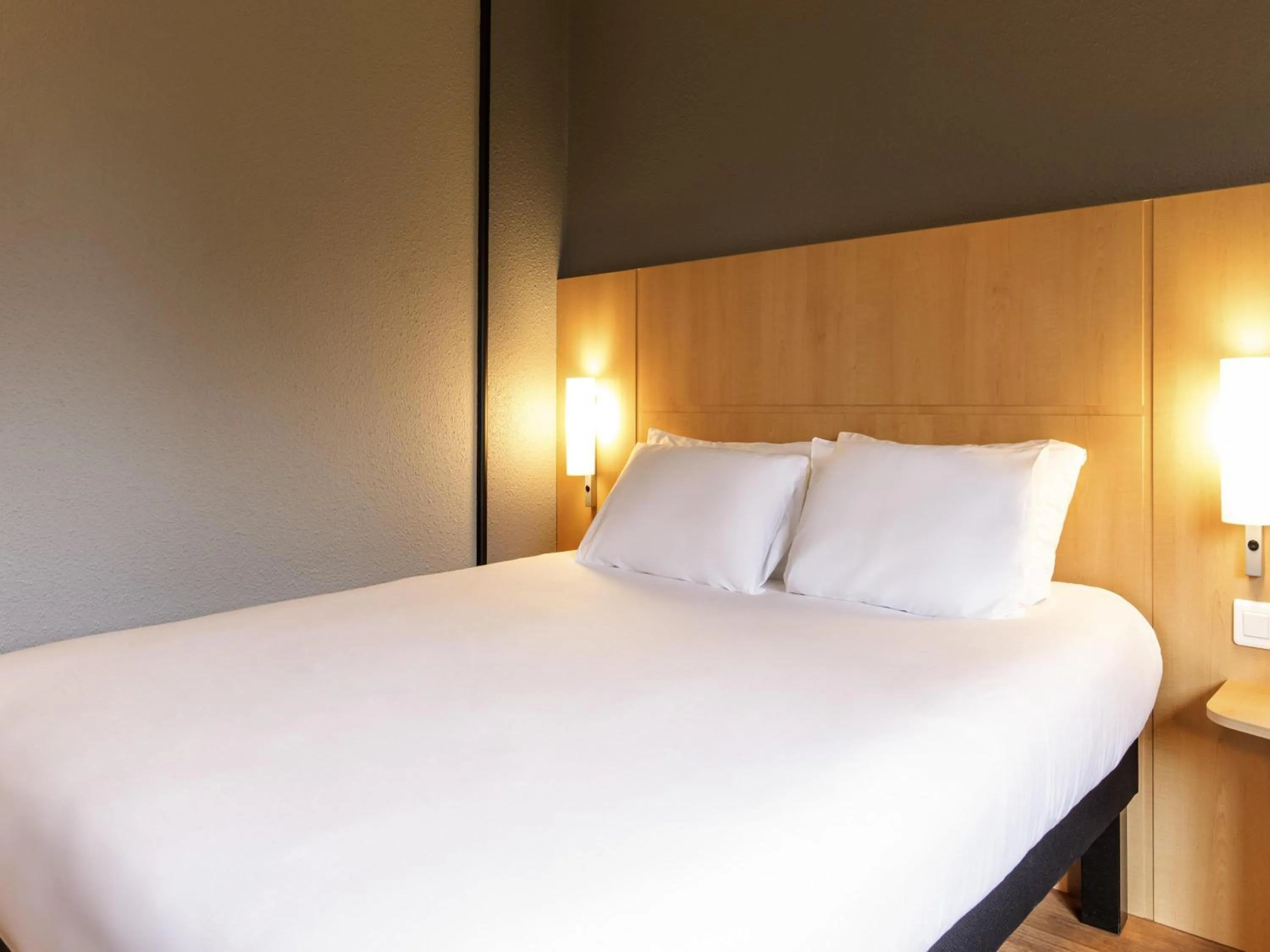 Bedroom, Bed in ibis Quimperle