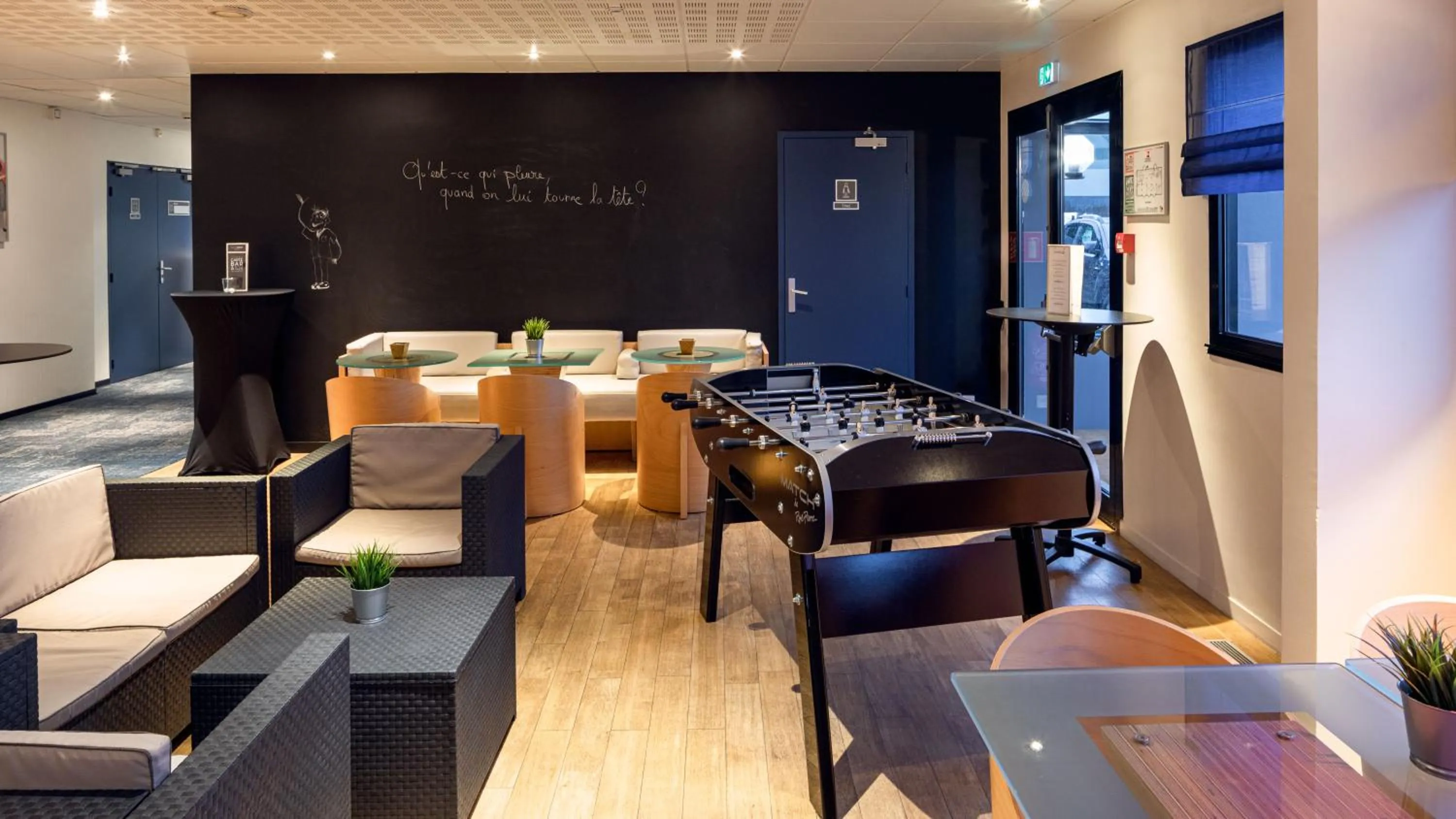 Lounge or bar in ibis Quimperle