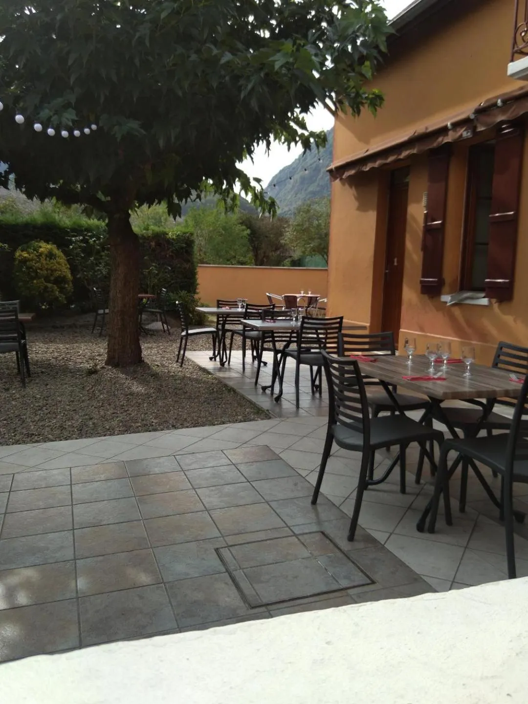 Patio in Hôtel de la Gare