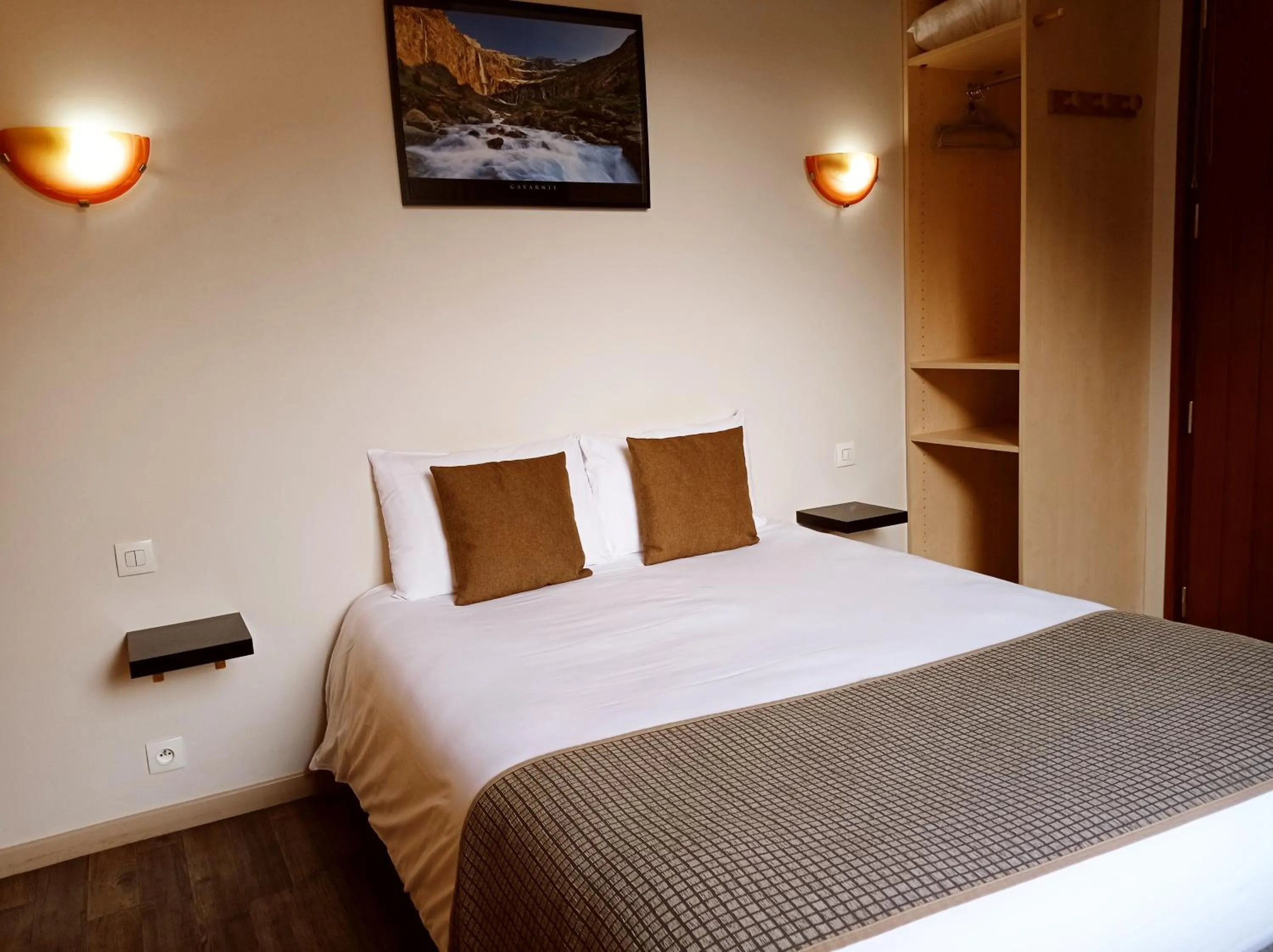 Bedroom, Bed in Hôtel de la Gare