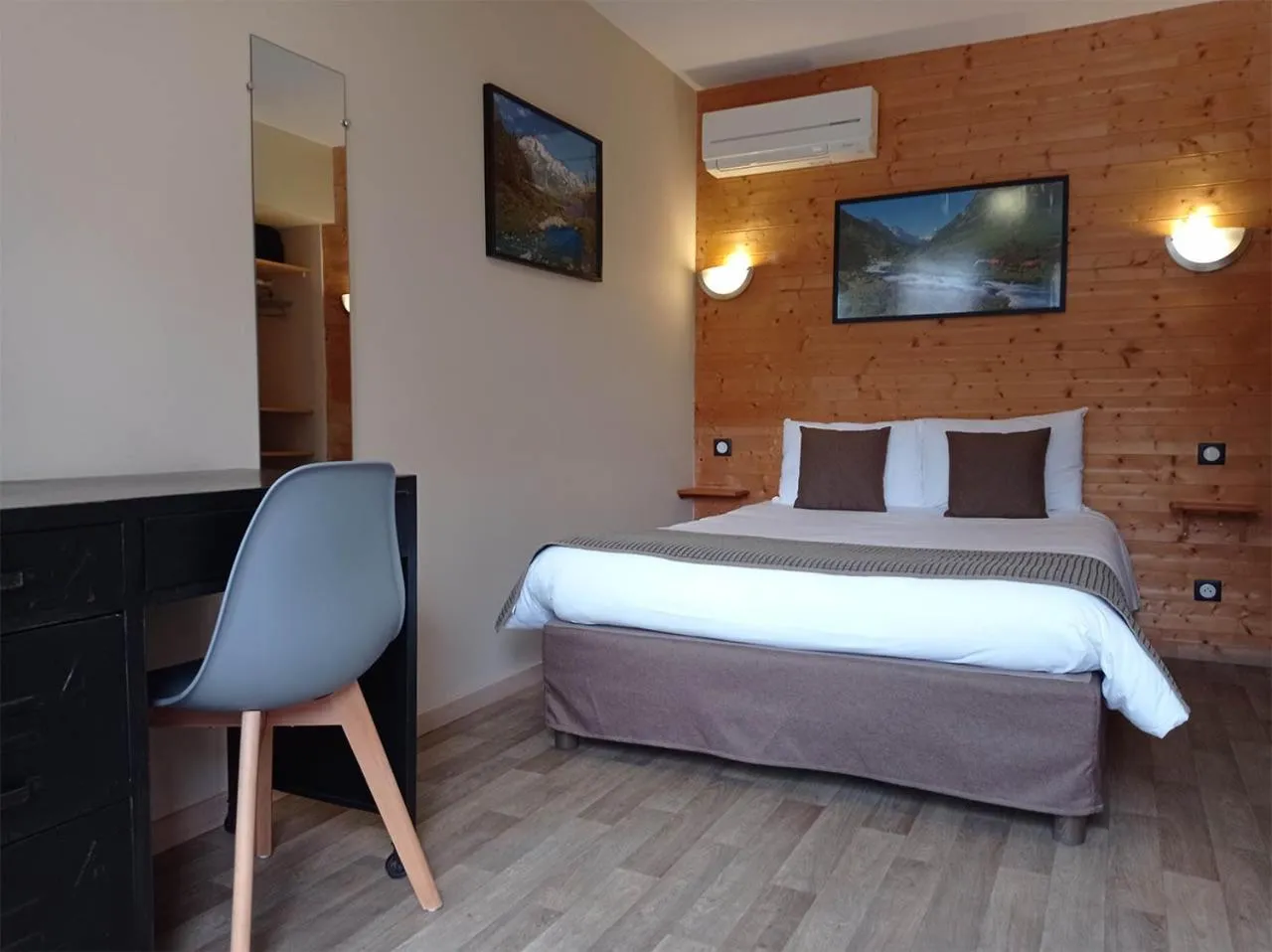 Bedroom, Bed in Hôtel de la Gare