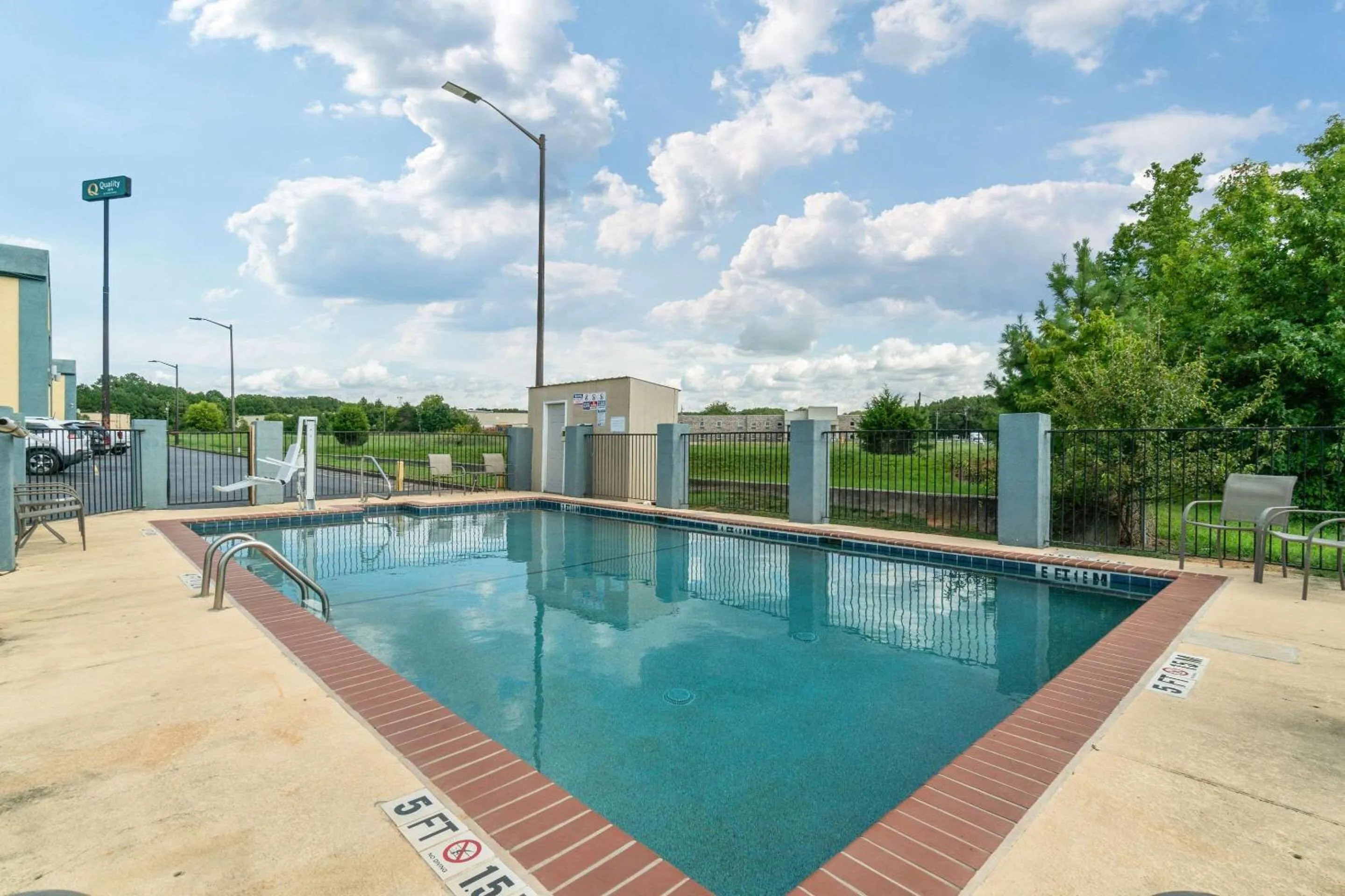 Swimming pool in Quality Inn Adairsville-Calhoun South
