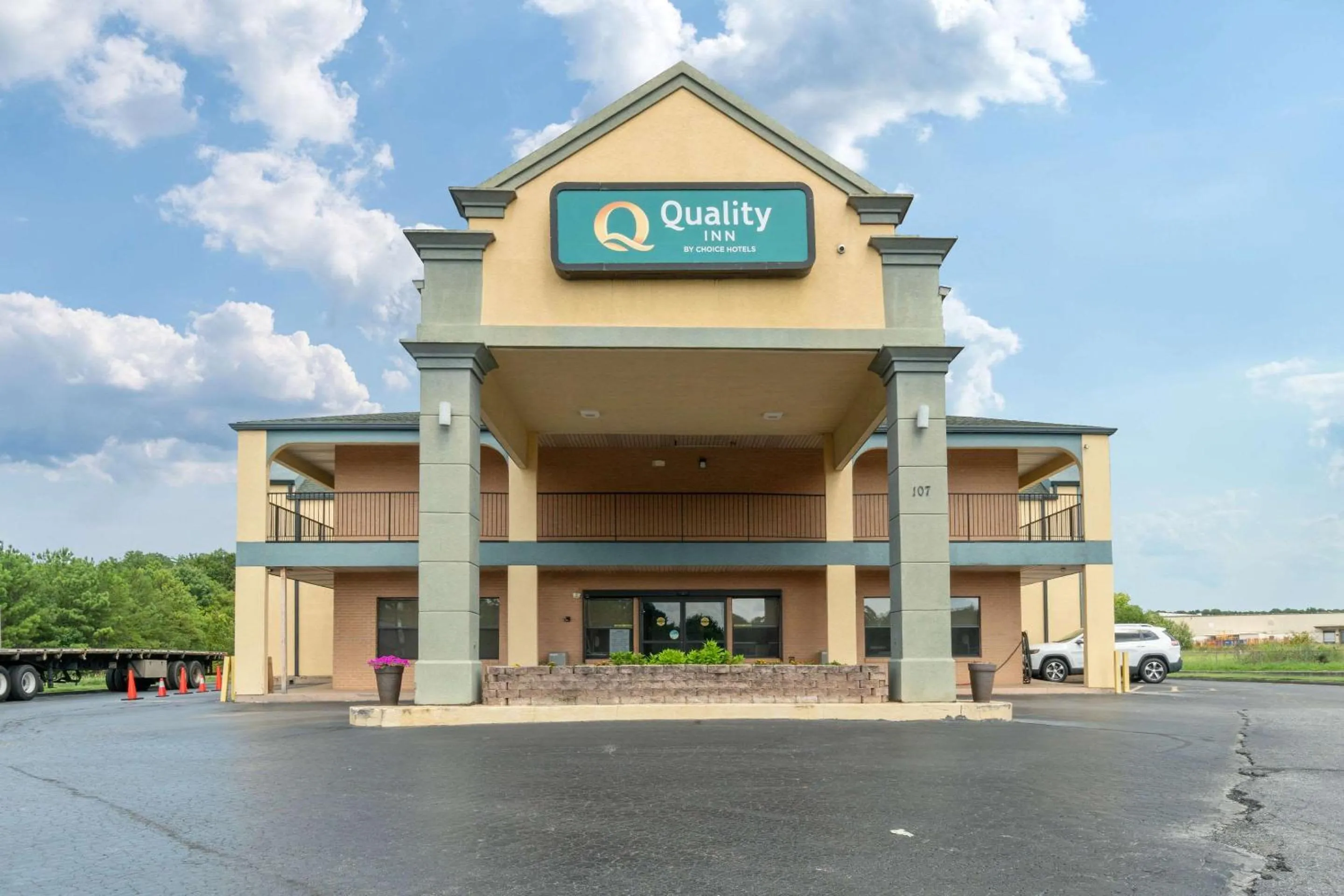 Property building in Quality Inn Adairsville-Calhoun South