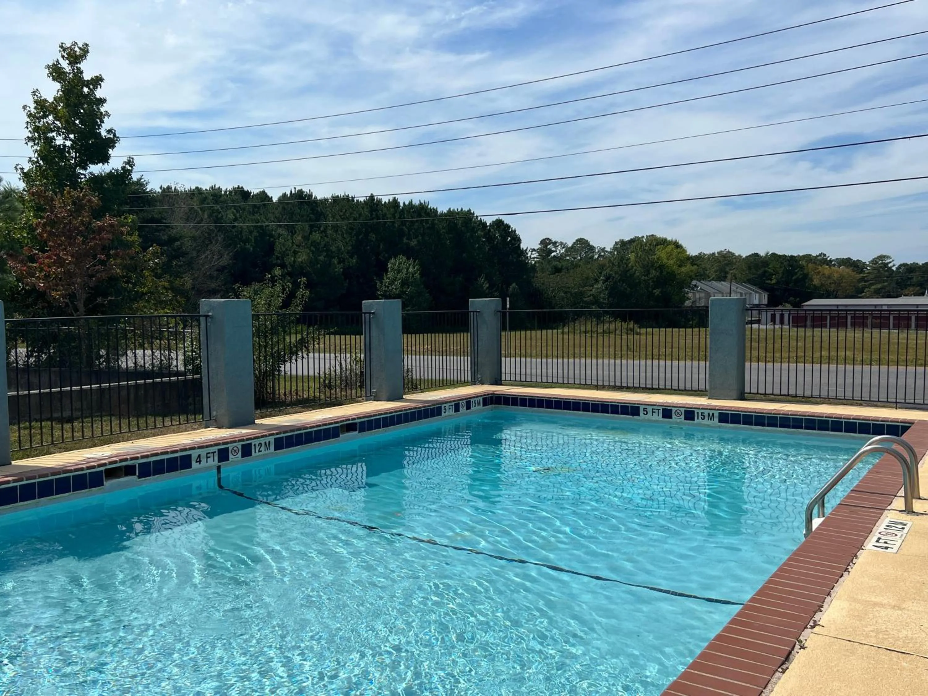 Swimming pool in Quality Inn Adairsville-Calhoun South