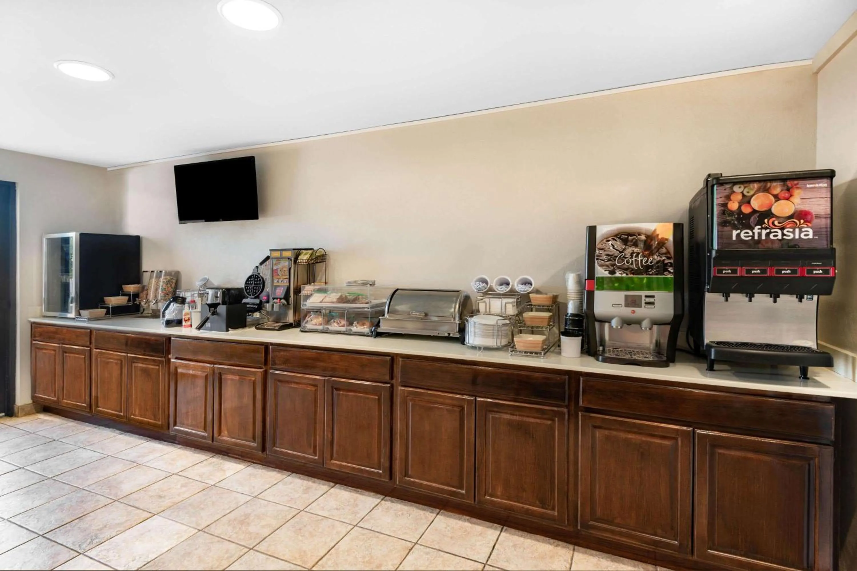 Restaurant/places to eat in Baymont by Wyndham Farmington