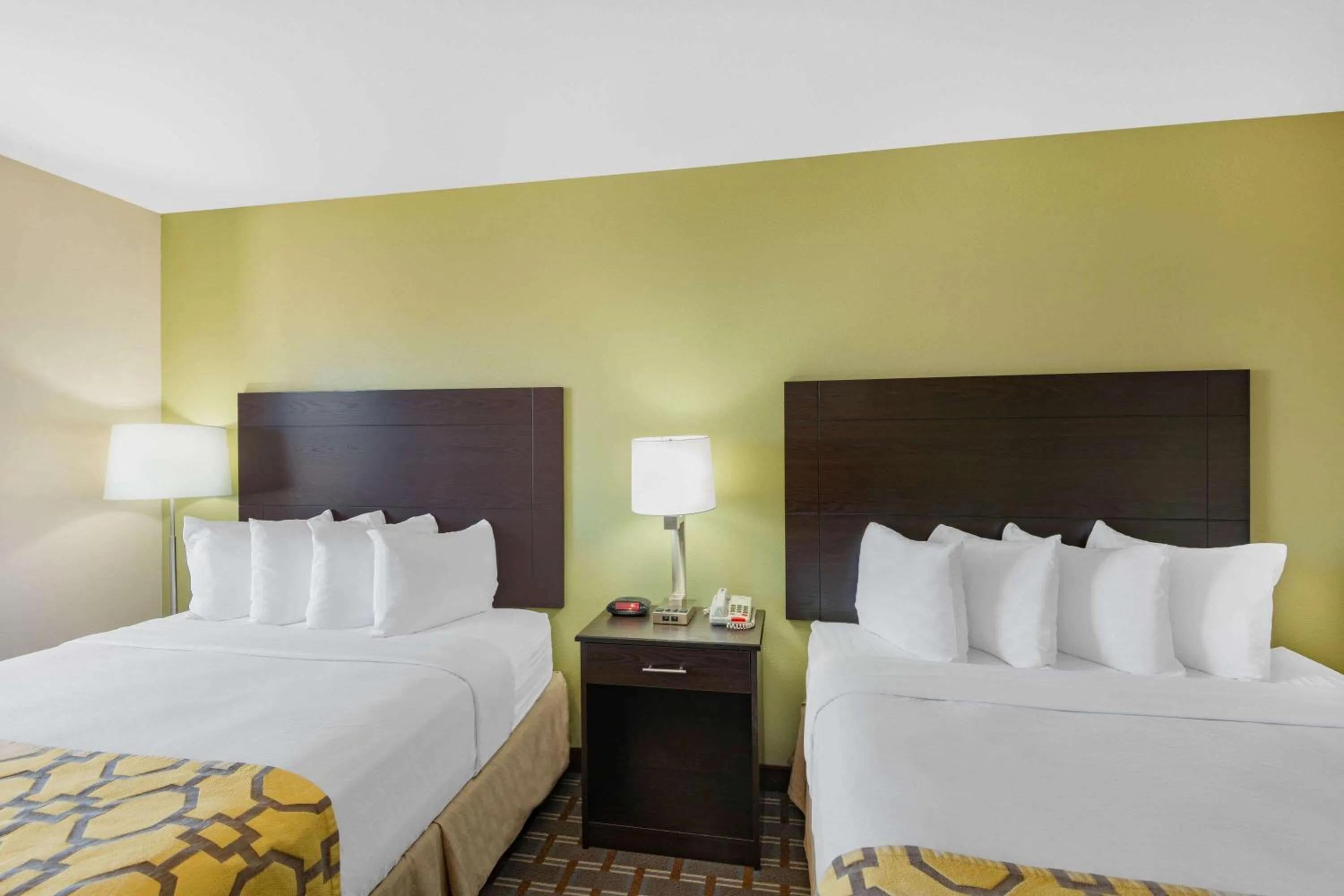 Photo of the whole room, Bed in Baymont by Wyndham Farmington