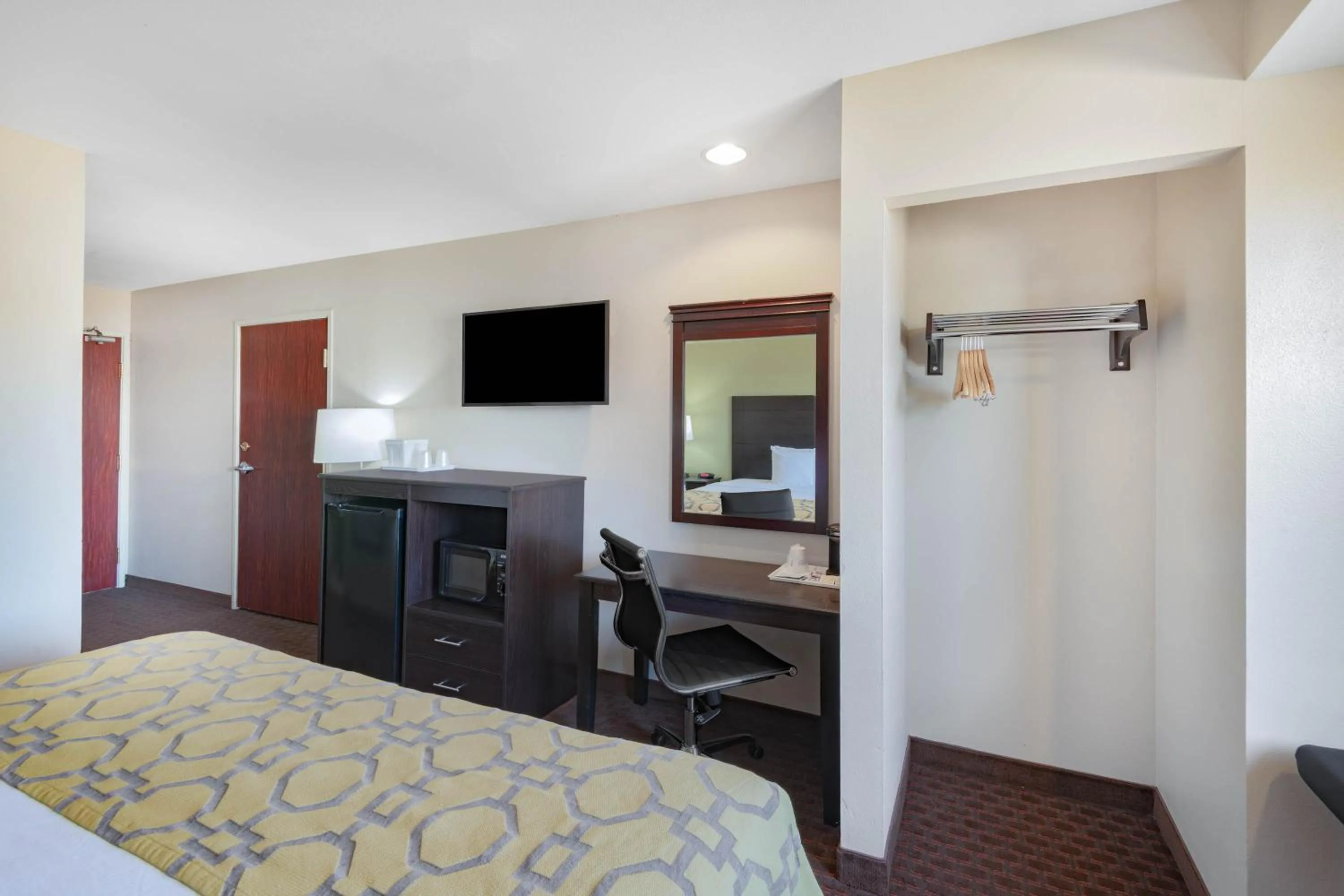 TV and multimedia, Bed in Baymont by Wyndham Farmington