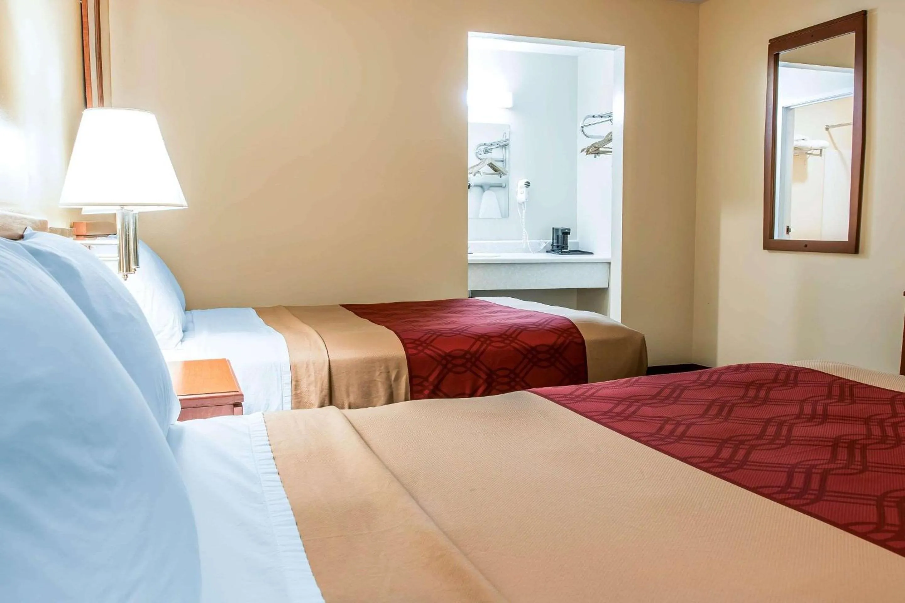 Bedroom, Bed in Econo Lodge Paw Paw