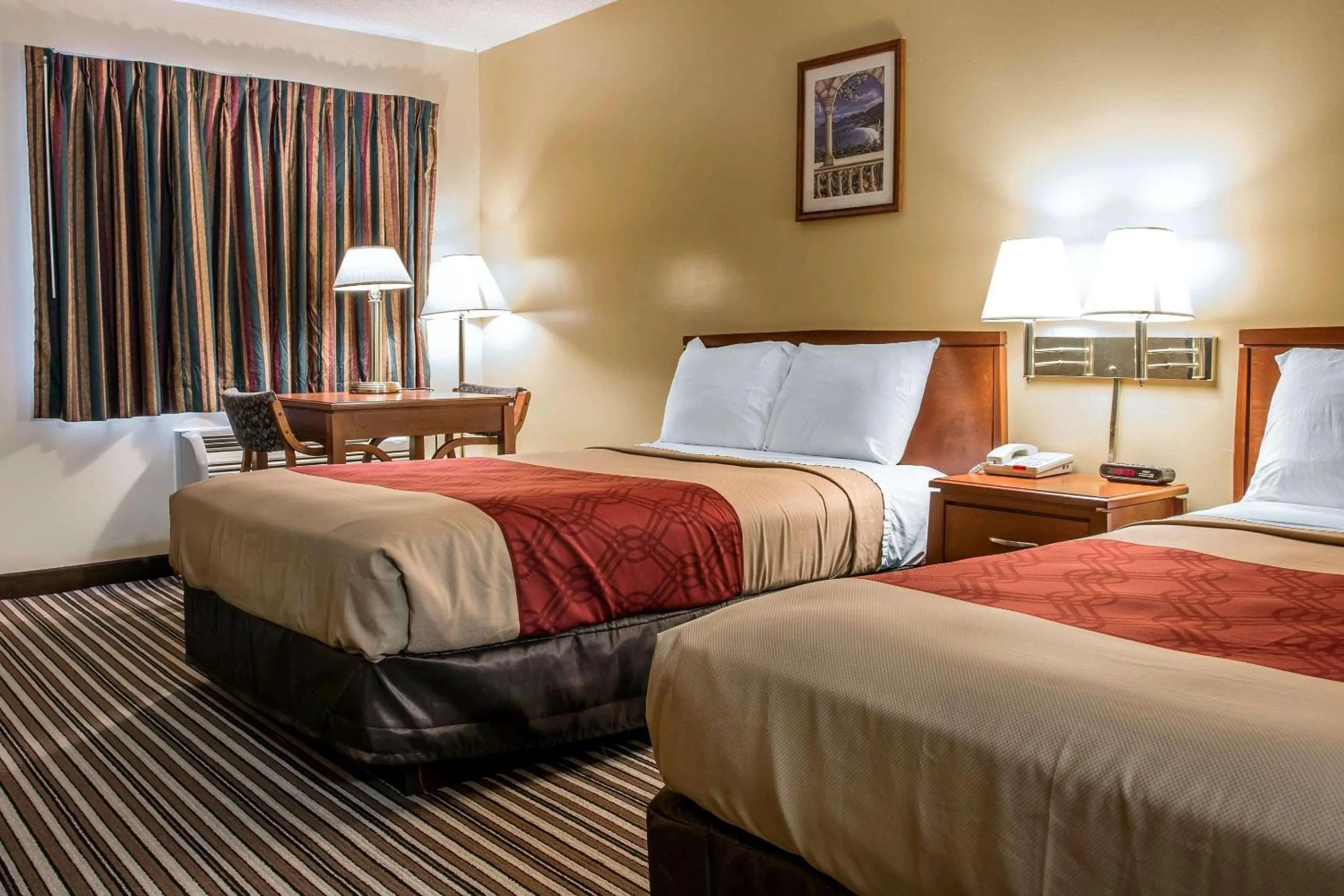 Bedroom, Bed in Econo Lodge Paw Paw