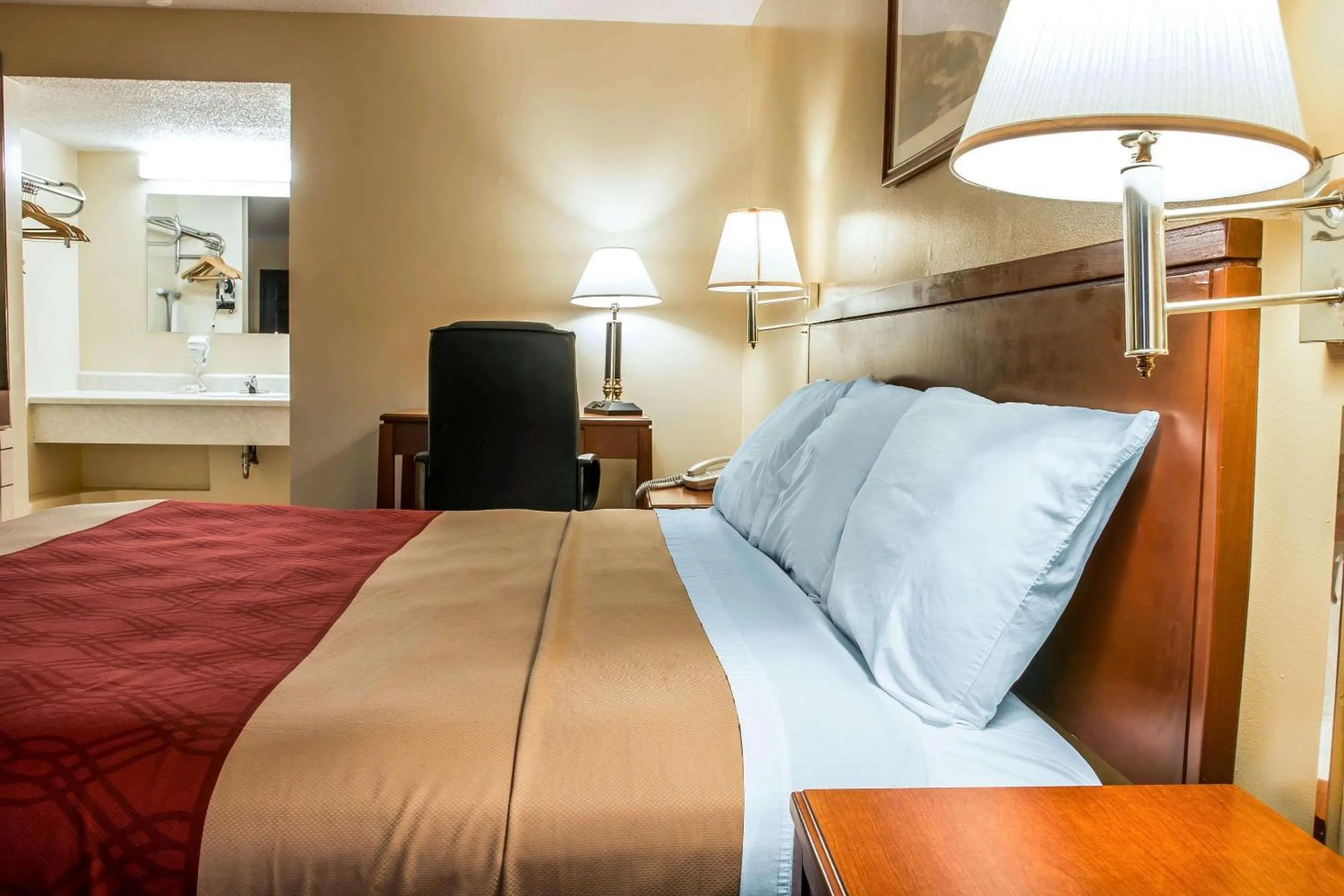 Bedroom, Bed in Econo Lodge Paw Paw