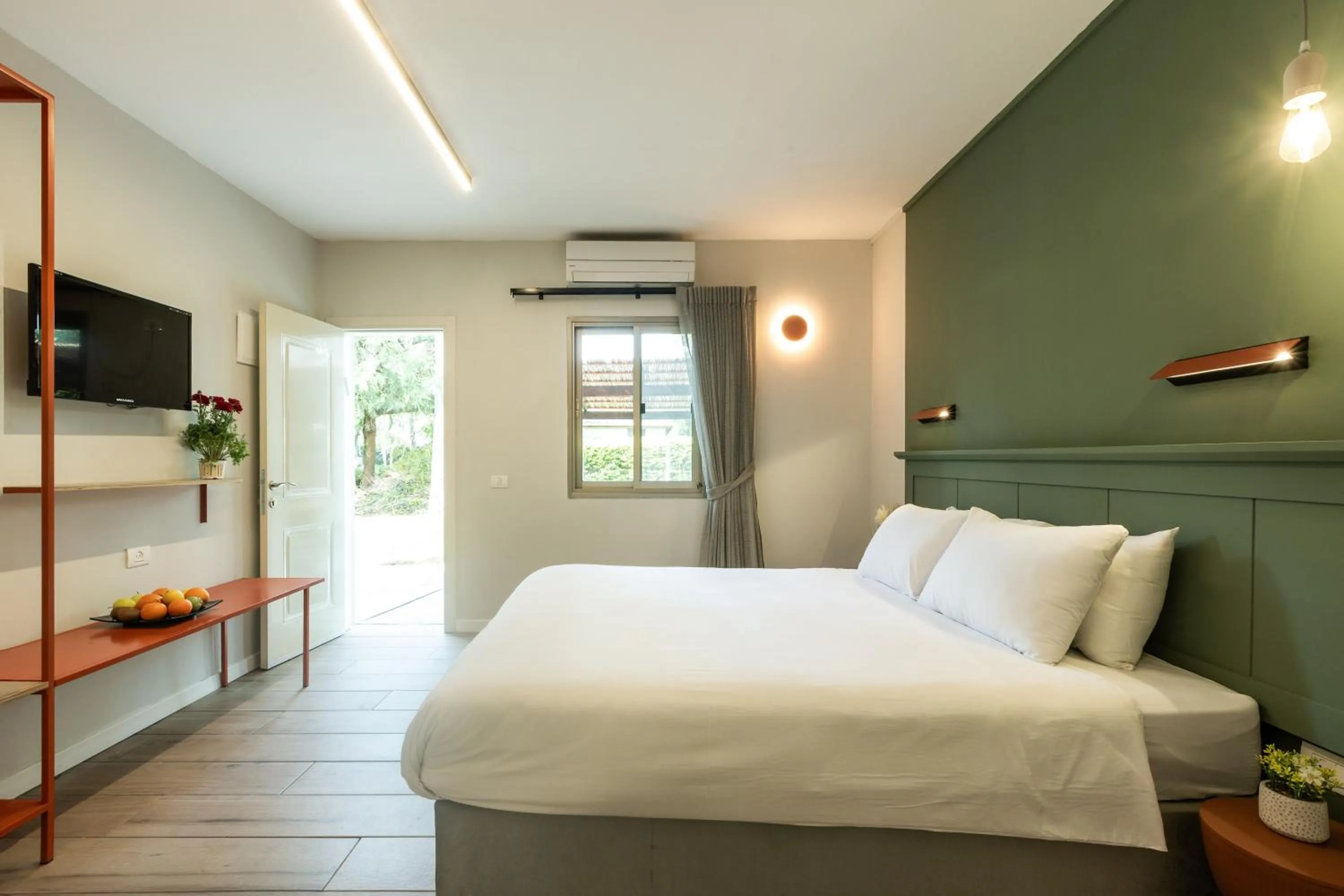 TV and multimedia, Bed in Degania Bet Kibbutz Country Lodging