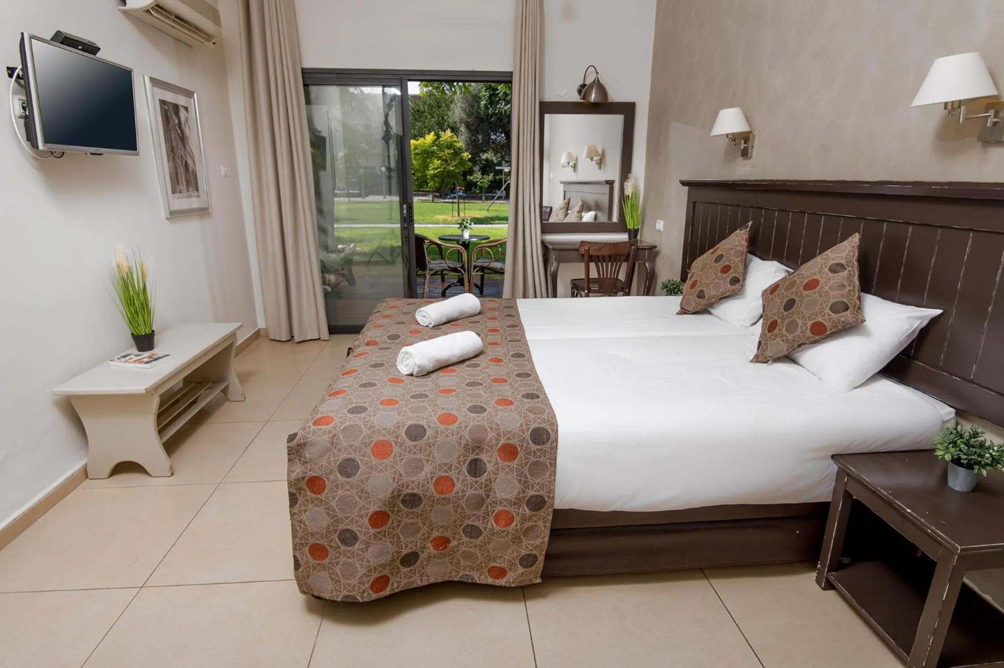 Seating area, Bed in Degania Bet Kibbutz Country Lodging