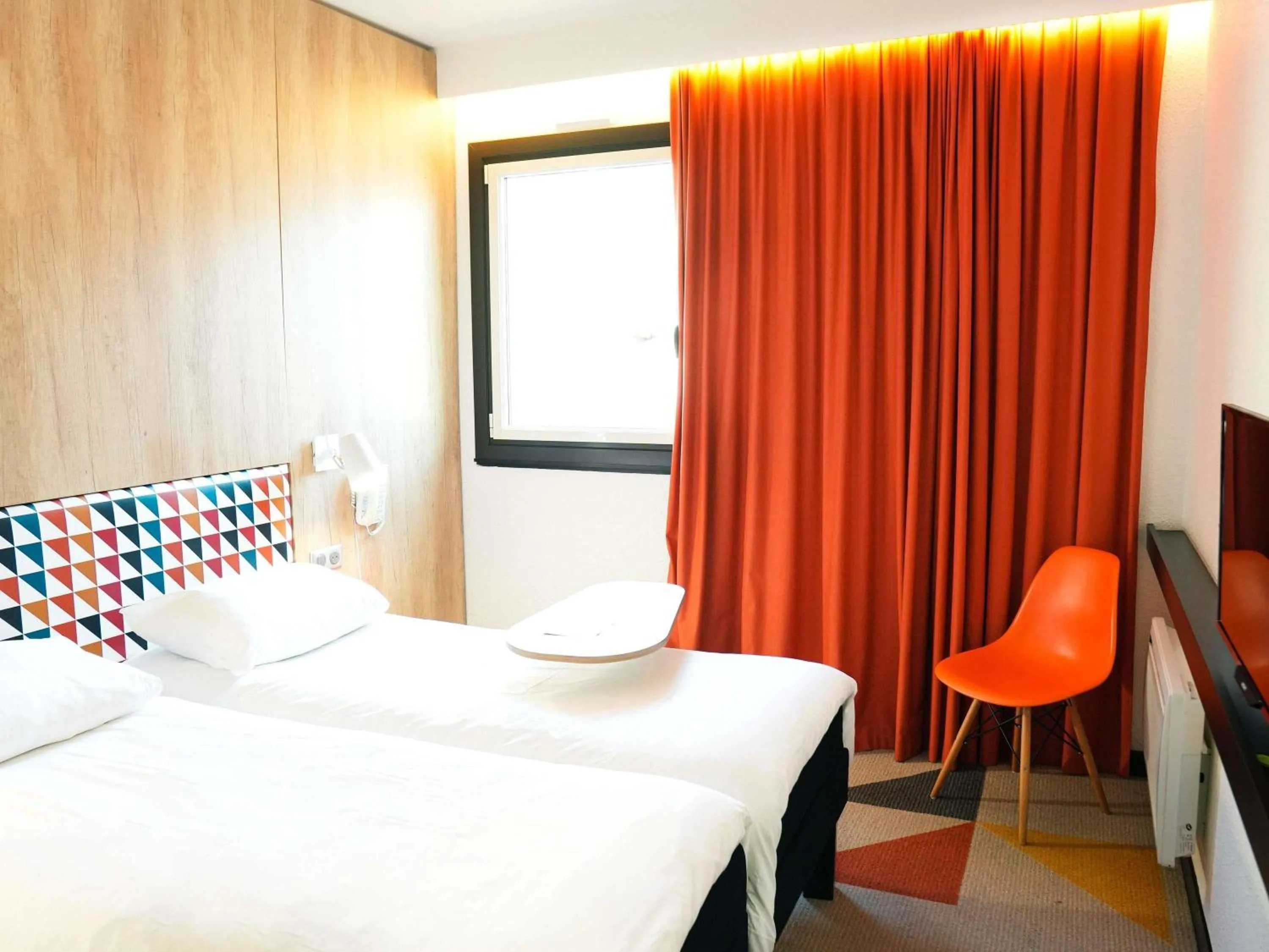 Bedroom, Bed in ibis Styles Caen Centre Historique