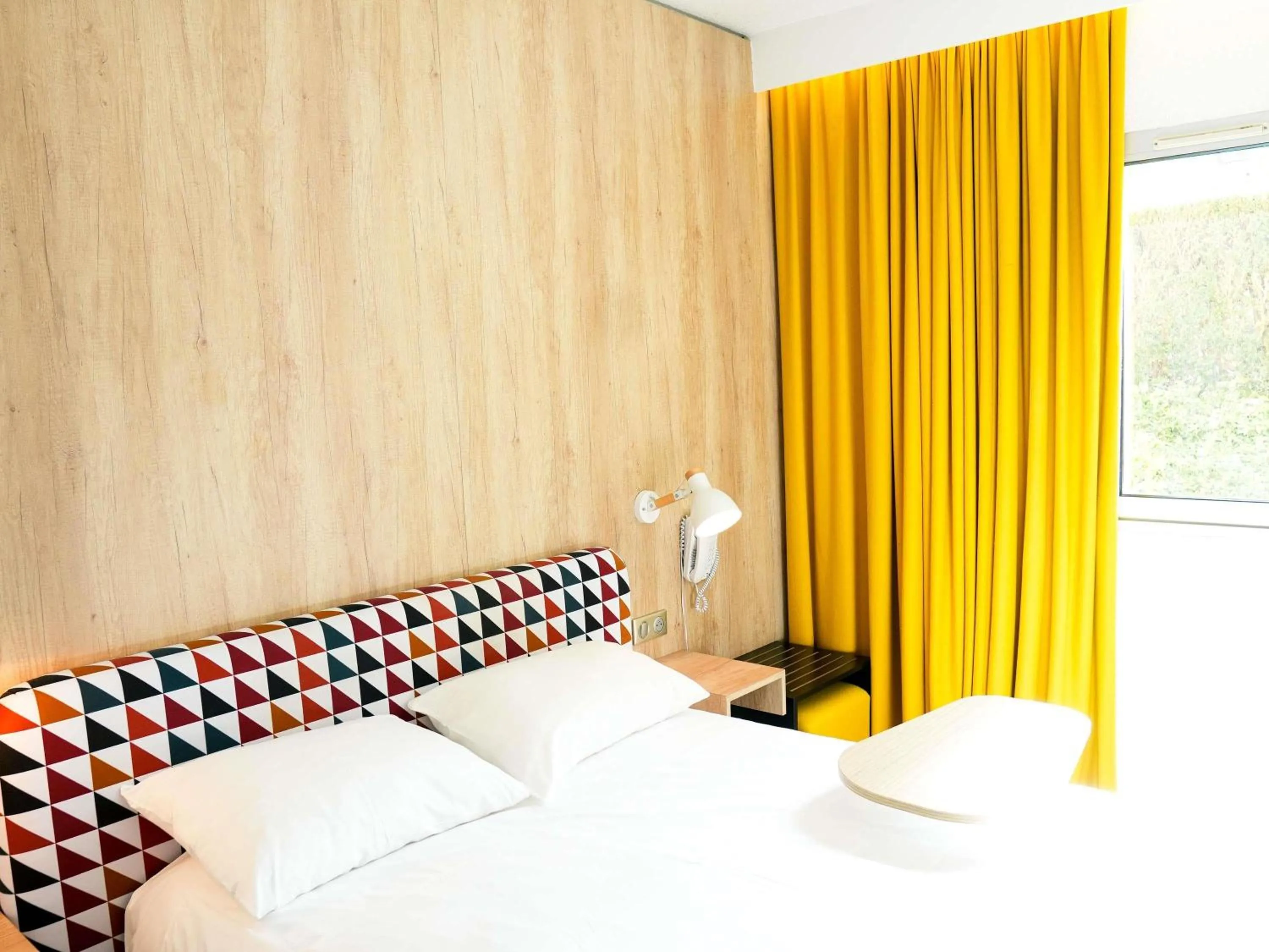 Bedroom, Bed in ibis Styles Caen Centre Historique