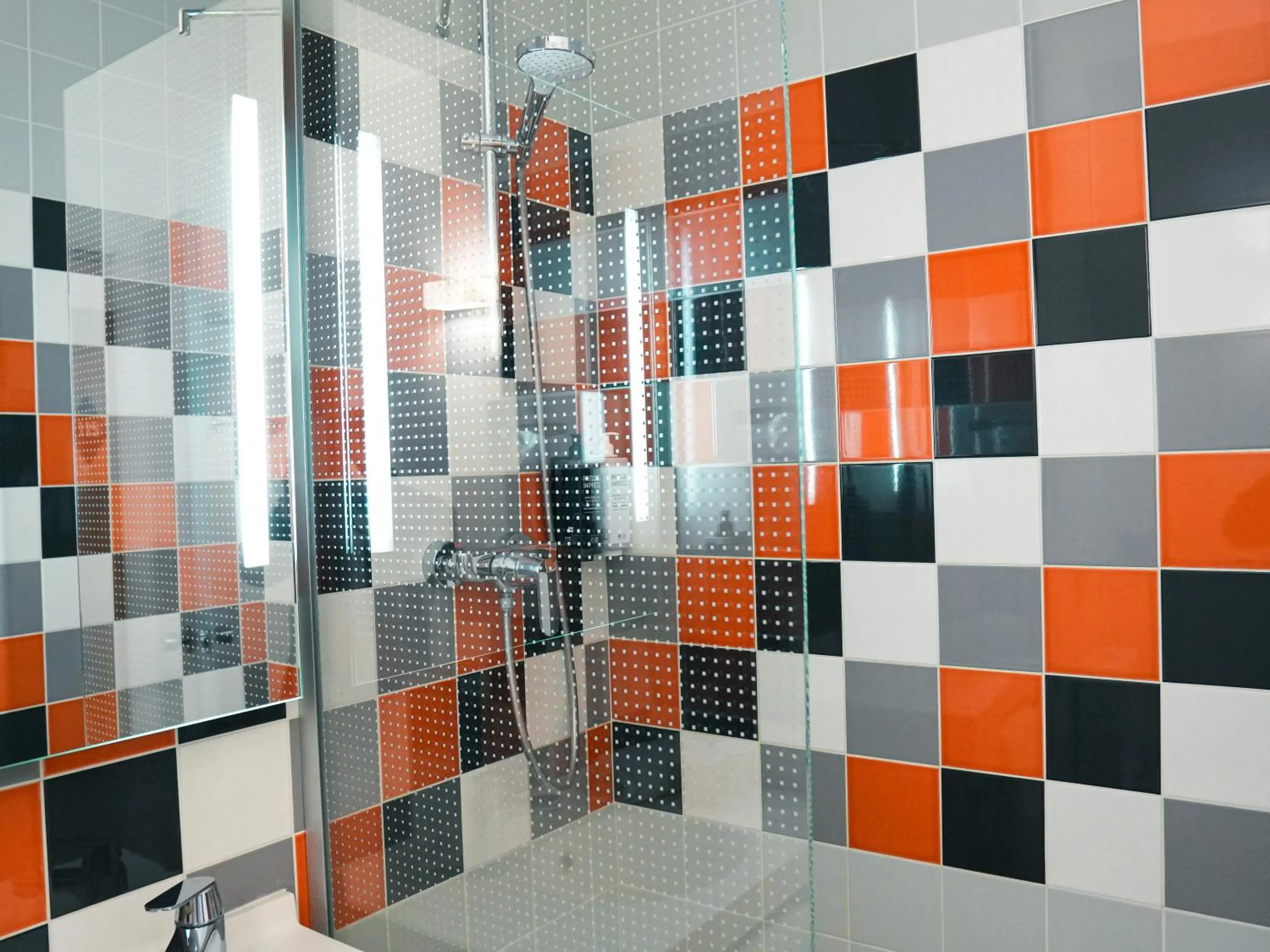 Bathroom in ibis Styles Caen Centre Historique