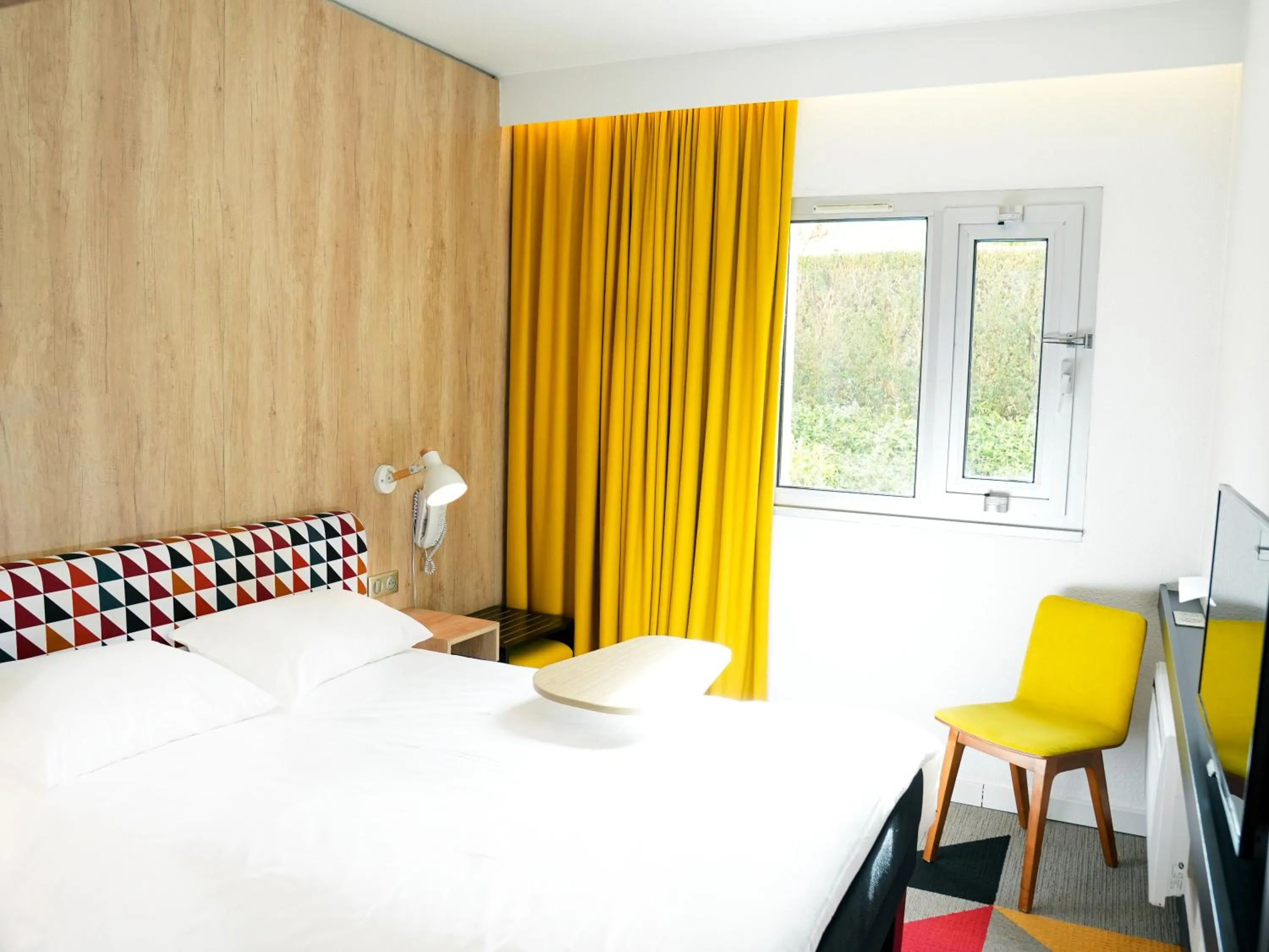 Bedroom, Bed in ibis Styles Caen Centre Historique