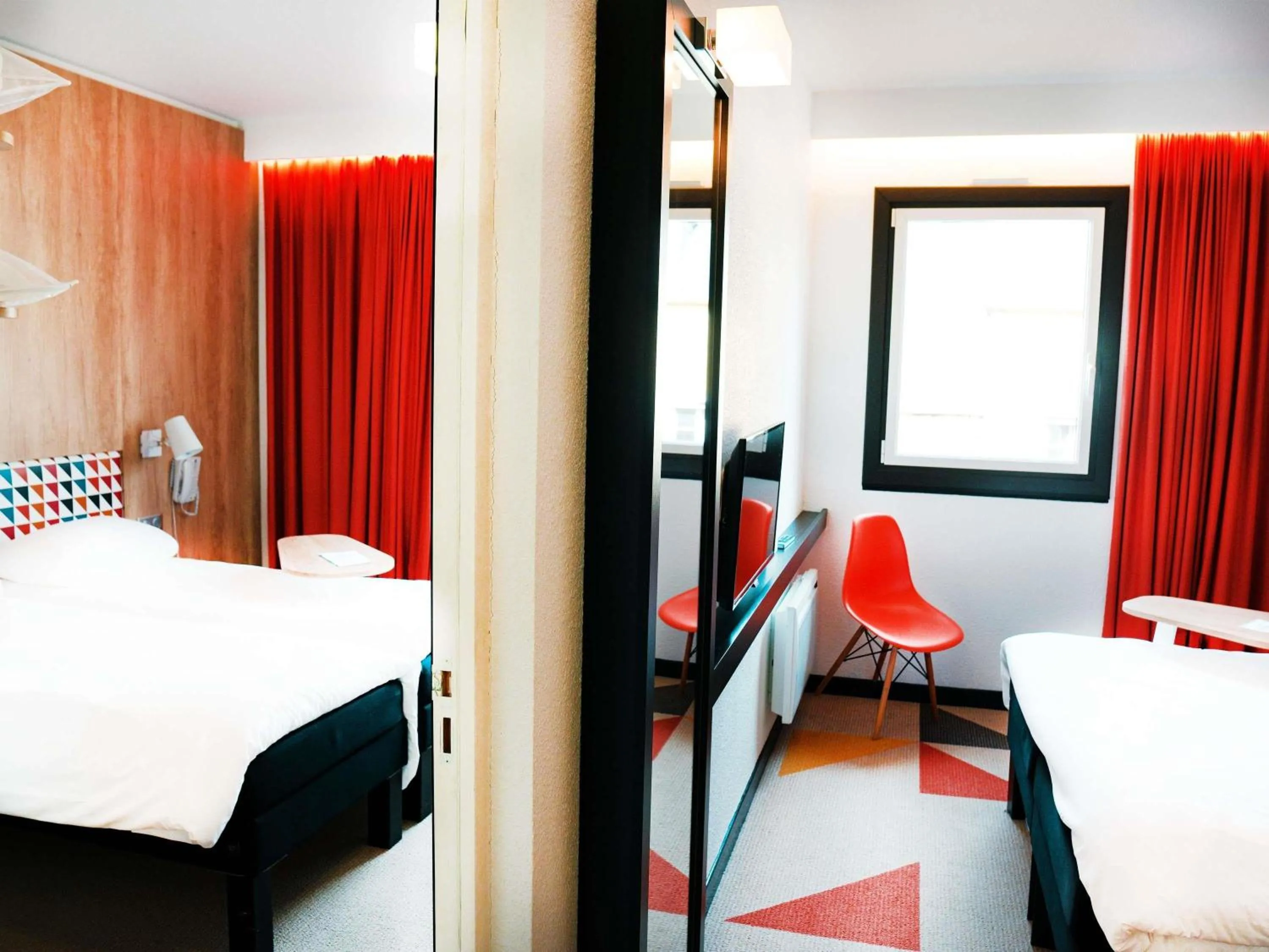 Bedroom, Bed in ibis Styles Caen Centre Historique