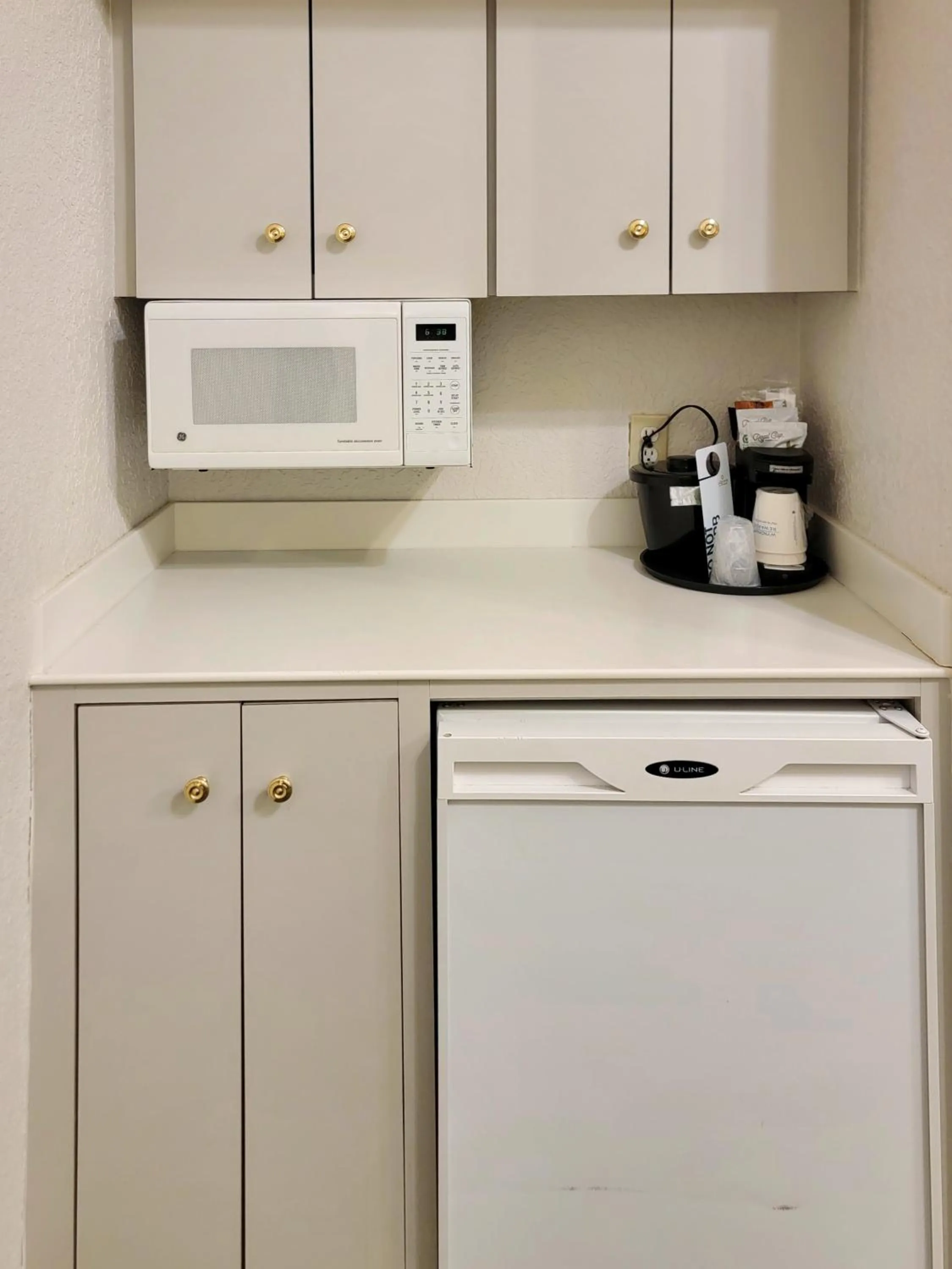 Kitchen or kitchenette in La Quinta Inn by Wyndham Amarillo West Medical Center