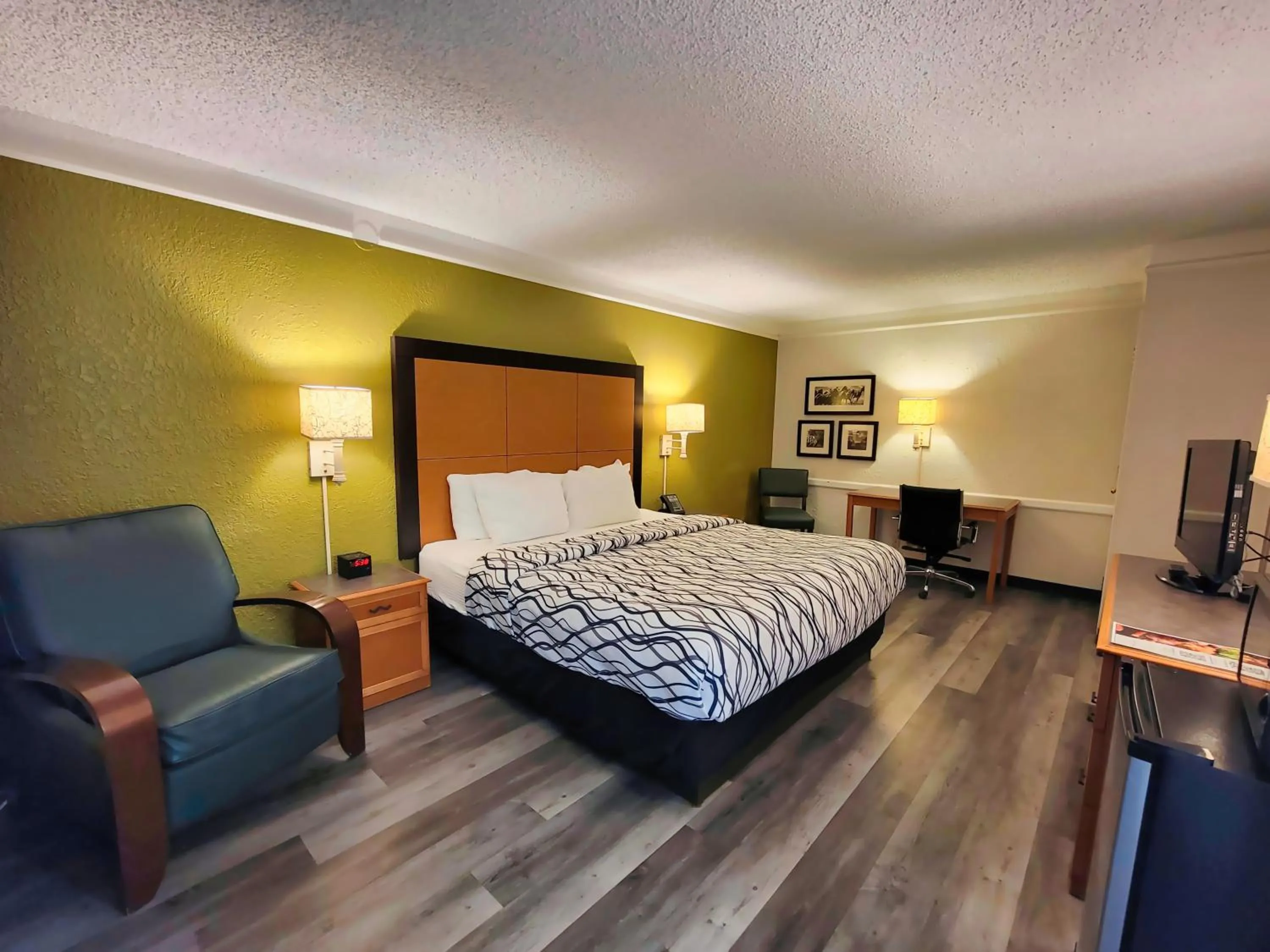 Bed in La Quinta Inn by Wyndham Amarillo West Medical Center