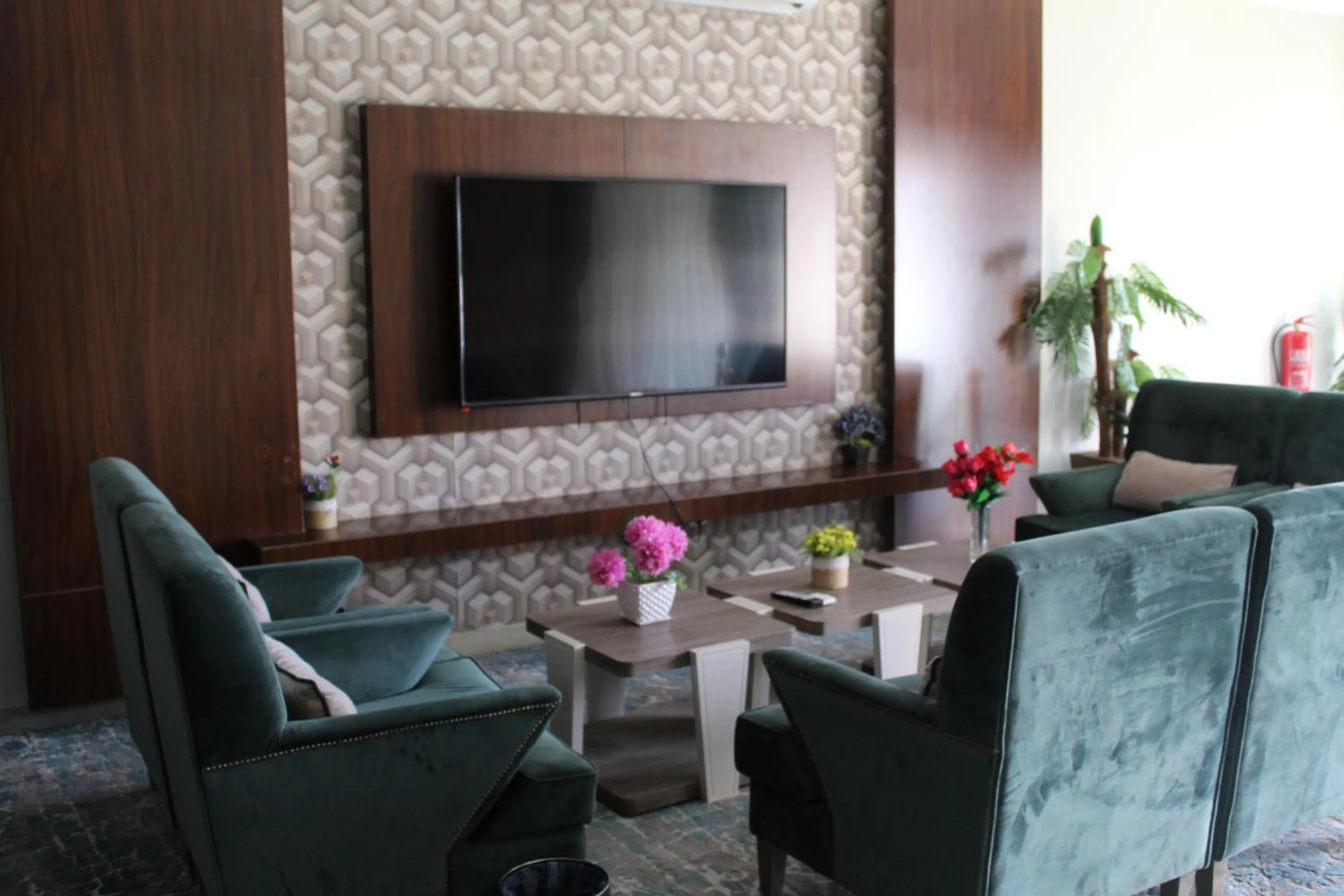 Communal lounge/ TV room in هذه ليلتي فرع اليرموك- This Lailaty Al Yarmouk Branch