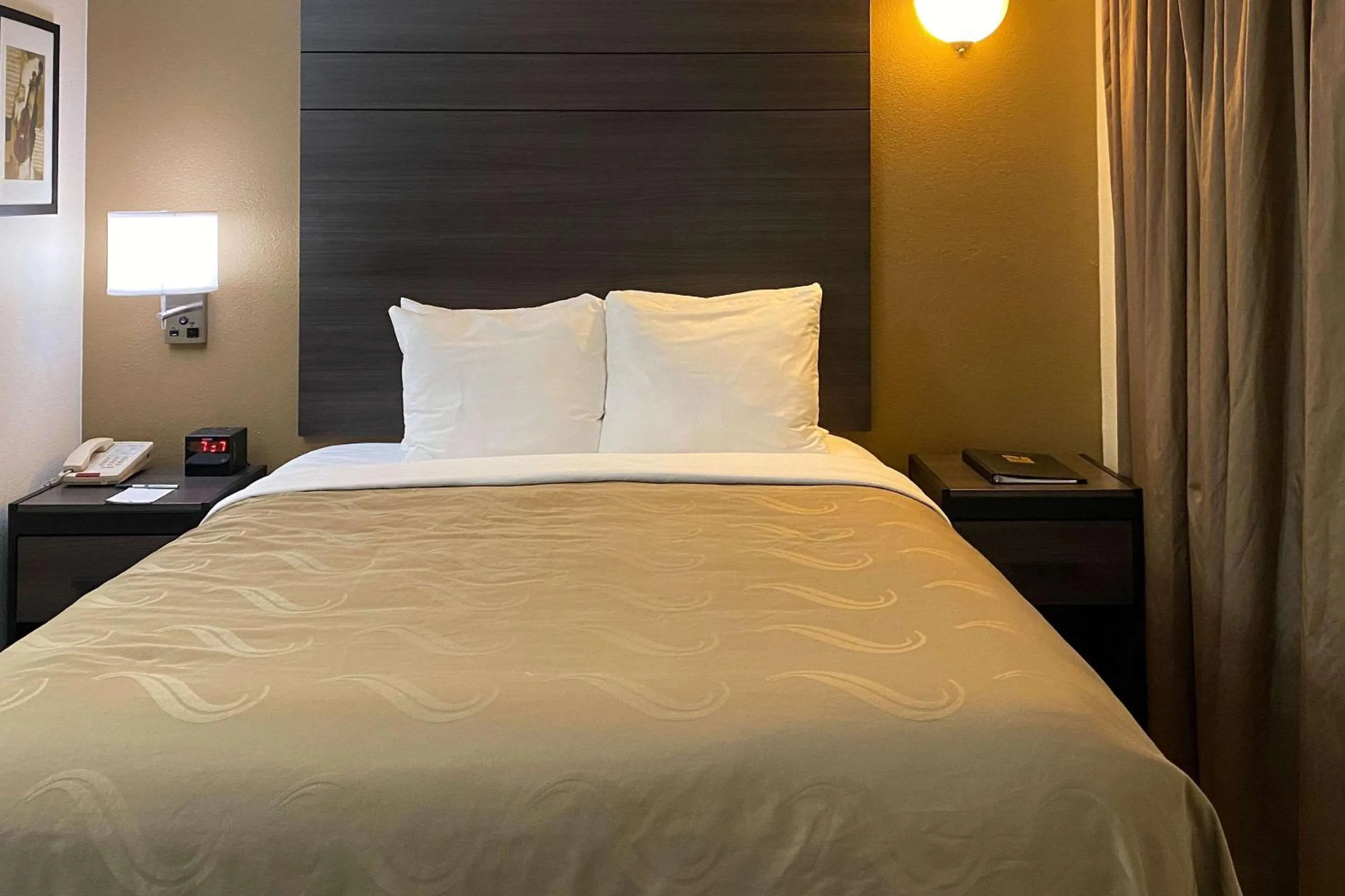 Photo of the whole room, Bed in Quality Inn Branson - Hwy 76 Central