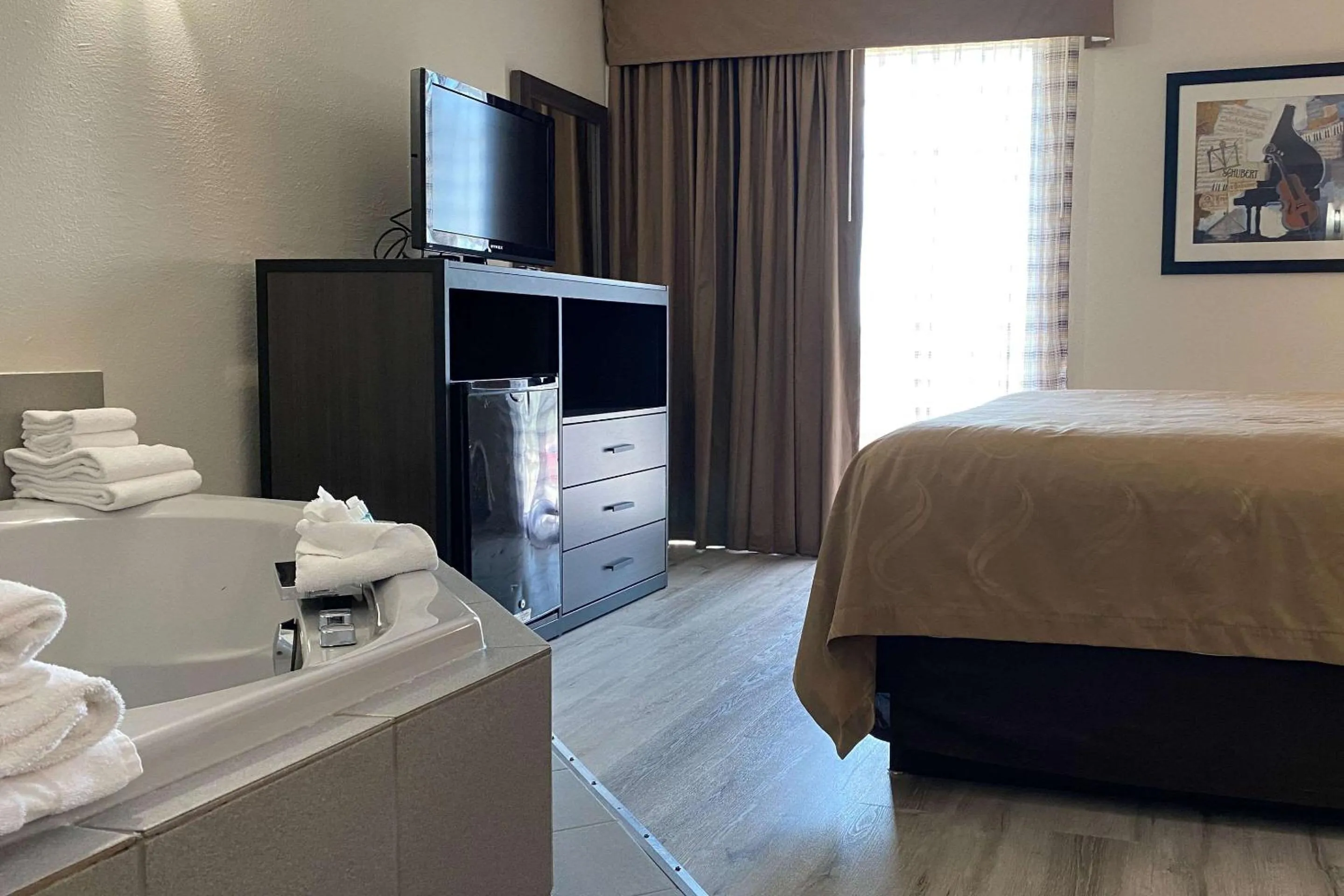 Photo of the whole room, Bed in Quality Inn Branson - Hwy 76 Central