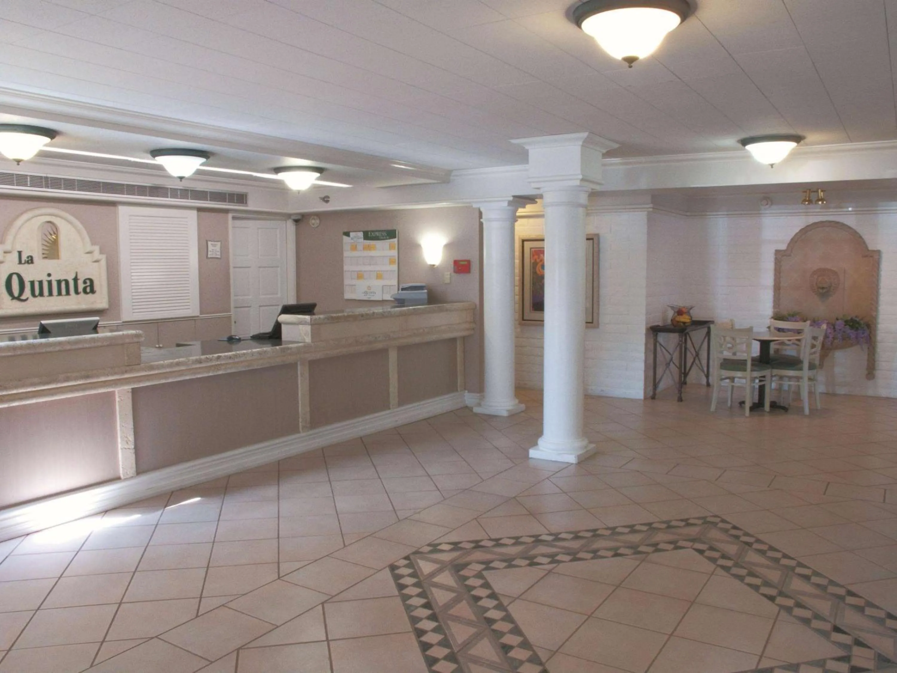 Lobby or reception in La Quinta Inn by Wyndham Bakersfield South