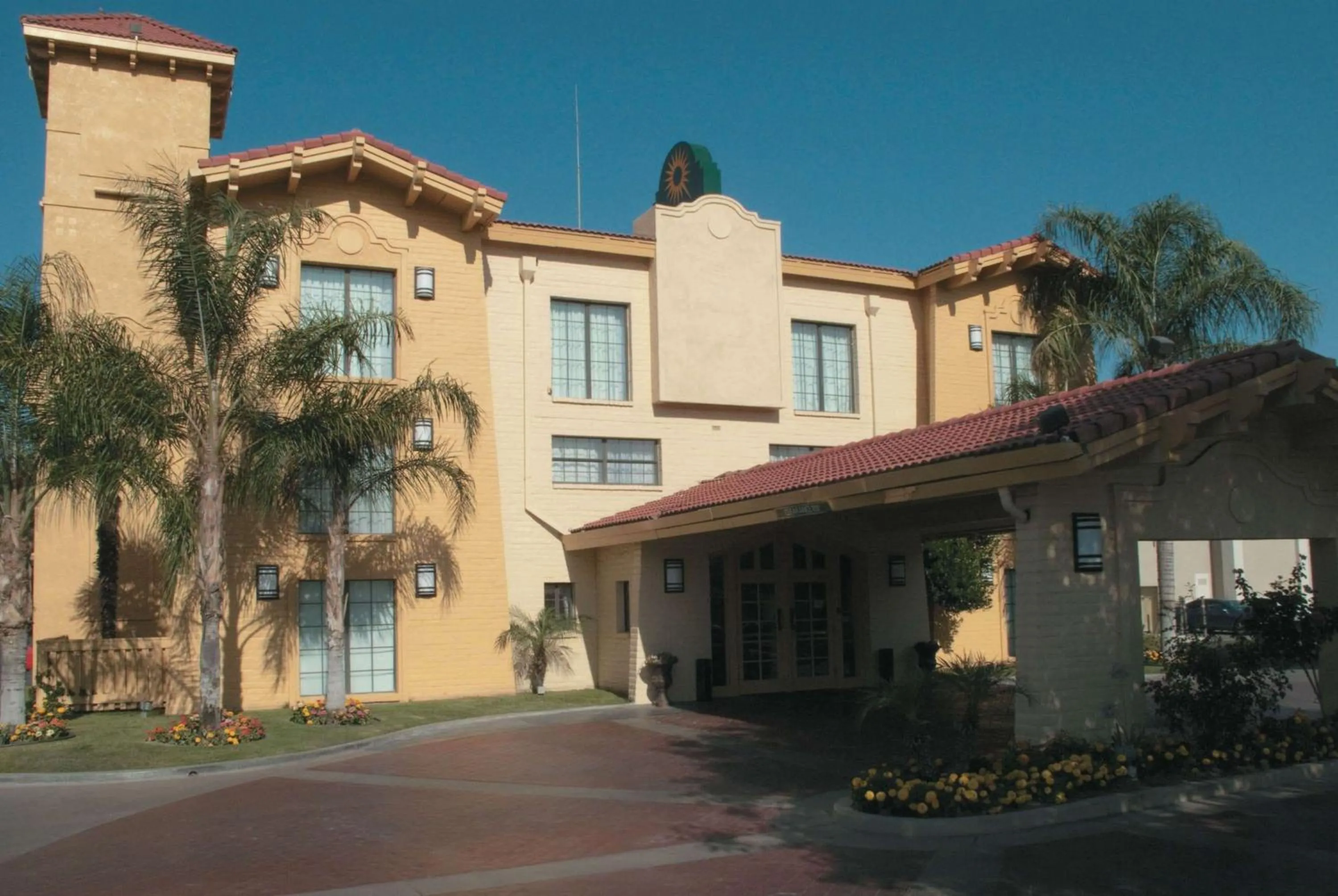 Property building in La Quinta Inn by Wyndham Bakersfield South