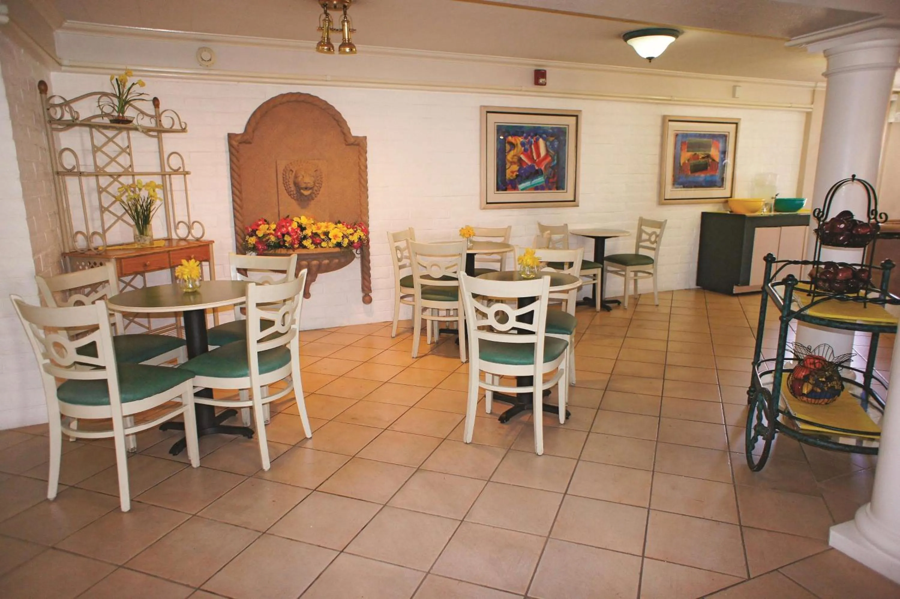Restaurant/places to eat in La Quinta Inn by Wyndham Bakersfield South