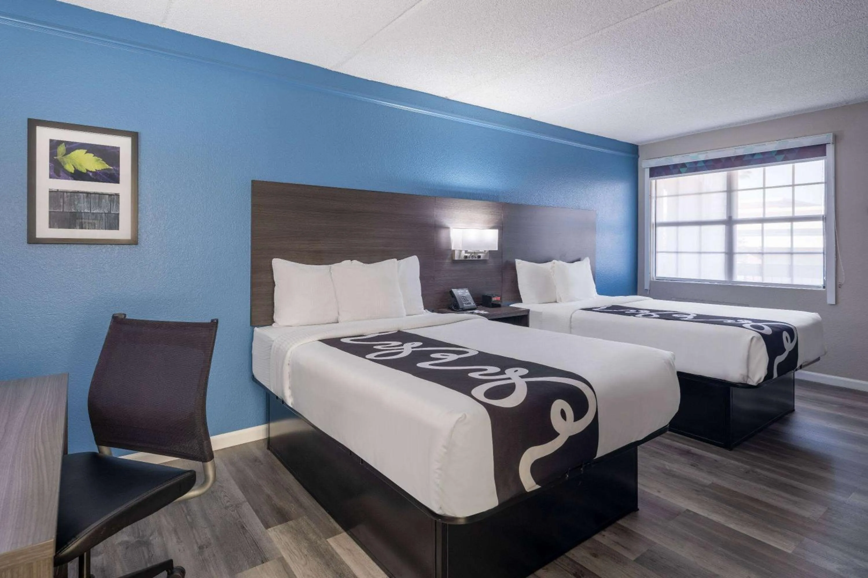 Photo of the whole room, Bed in La Quinta Inn by Wyndham Sacramento North