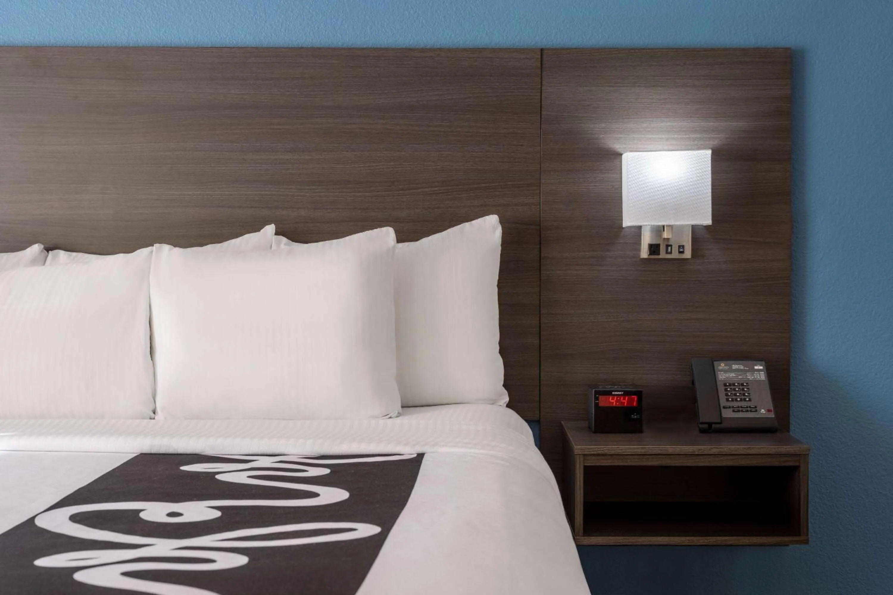 Bed in La Quinta Inn by Wyndham Sacramento North