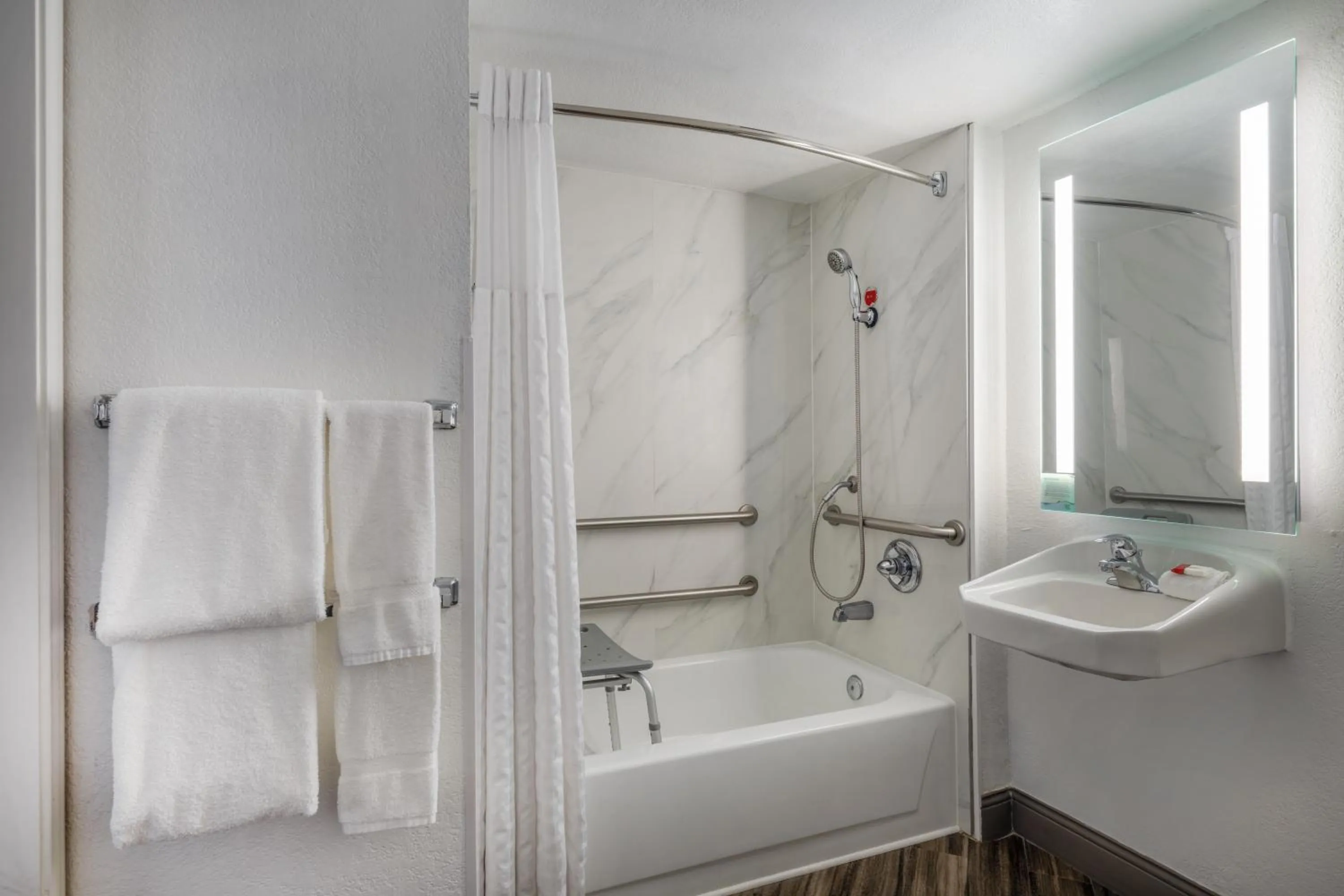 Bathroom in La Quinta Inn by Wyndham Sacramento North